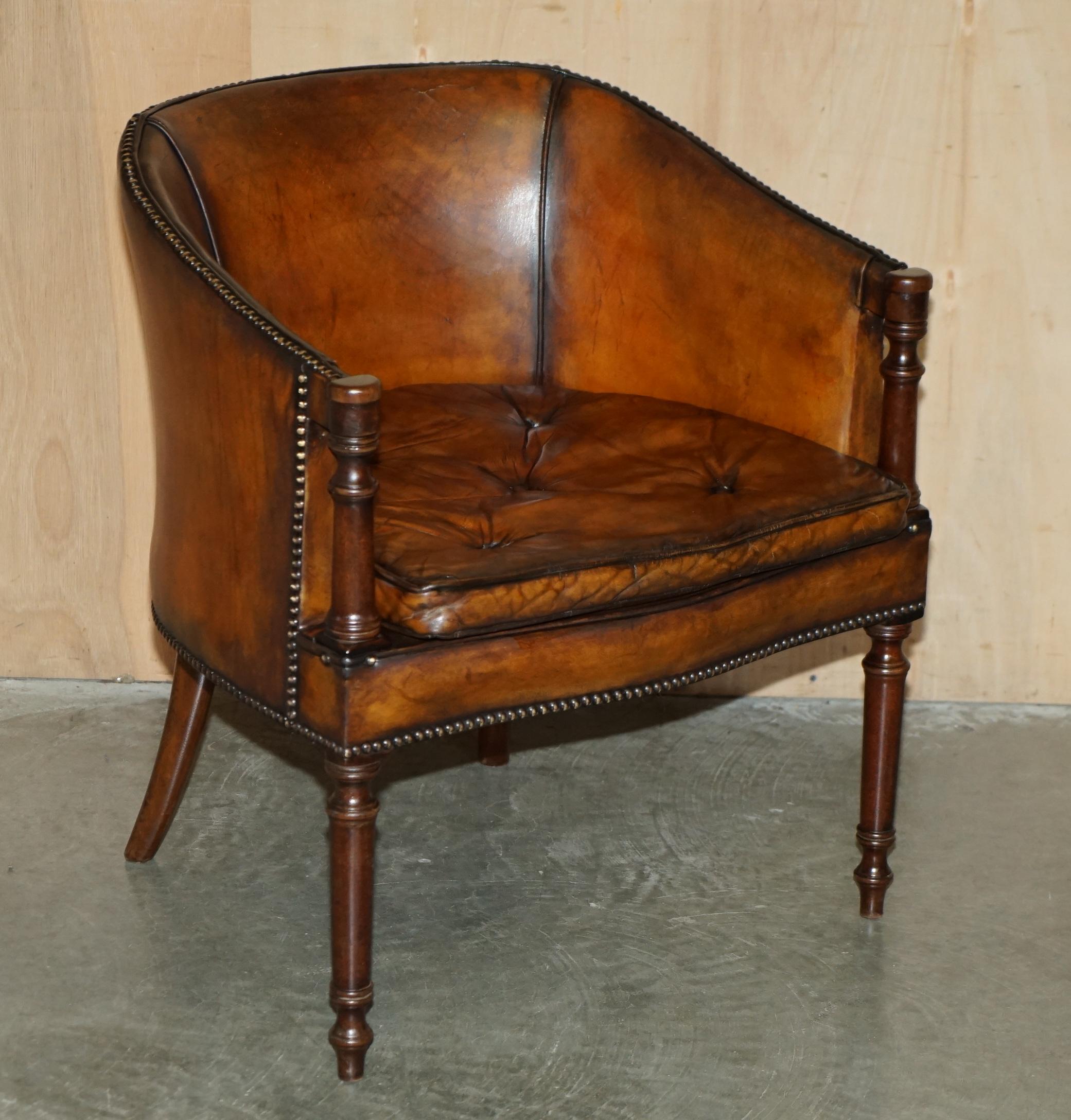 PAR DE ARMANTES DE TUBO THOMAS CHIPPENDALE TEñIDOS A MANO EN CUERO MARRÓN en venta 7