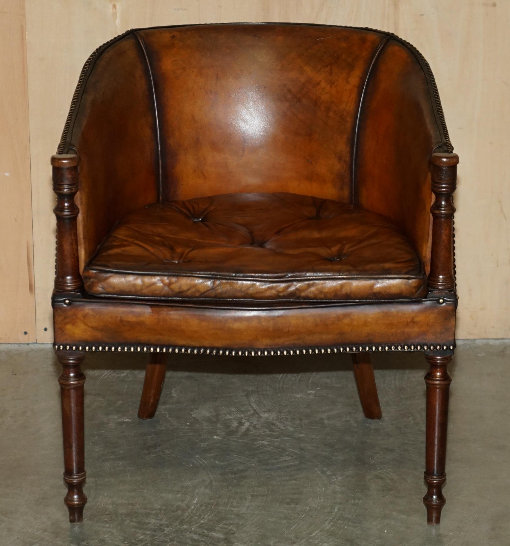 PAR DE ARMANTES DE TUBO THOMAS CHIPPENDALE TEñIDOS A MANO EN CUERO MARRÓN en venta 8
