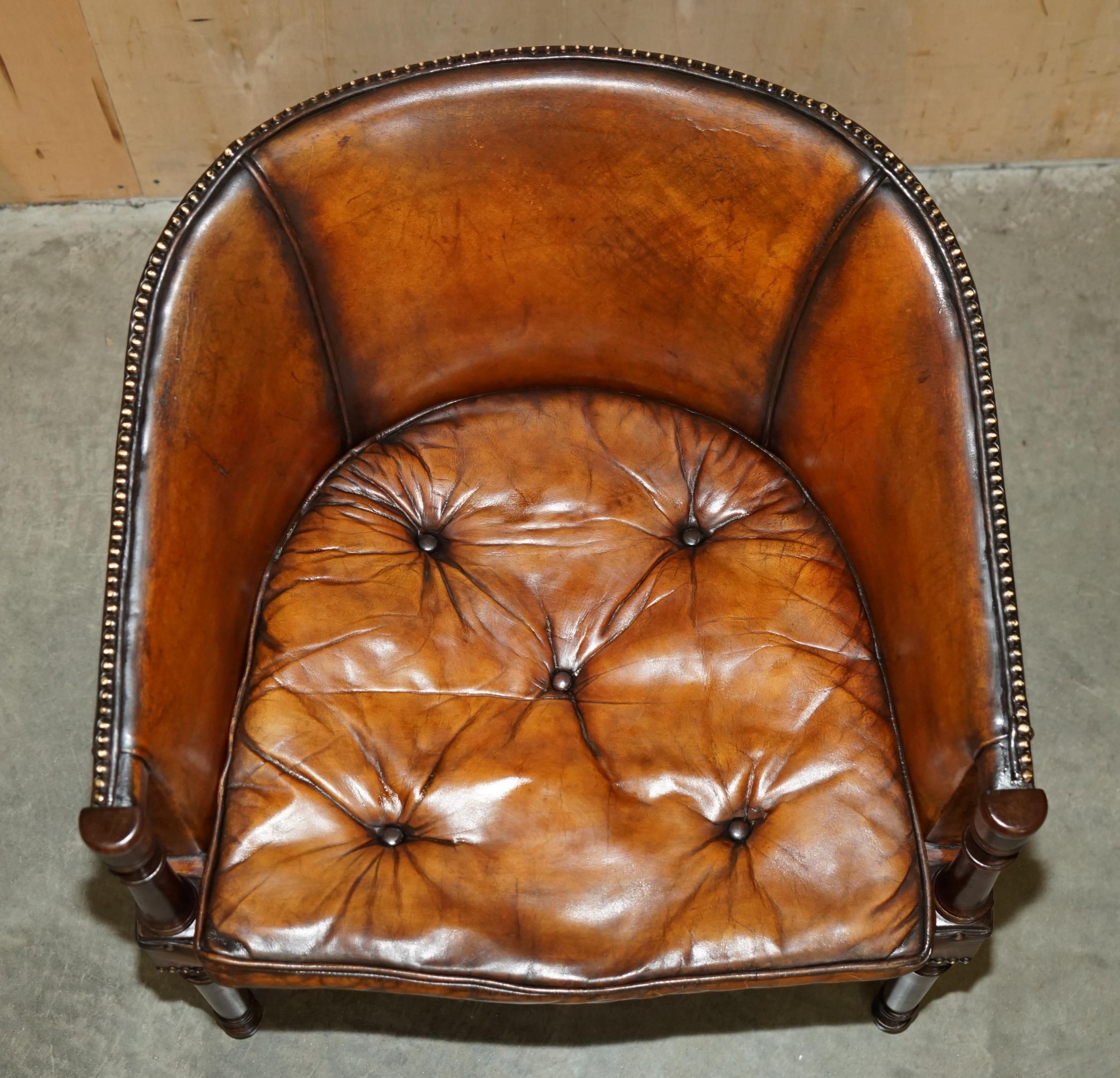 PAR DE ARMANTES DE TUBO THOMAS CHIPPENDALE TEñIDOS A MANO EN CUERO MARRÓN en venta 9