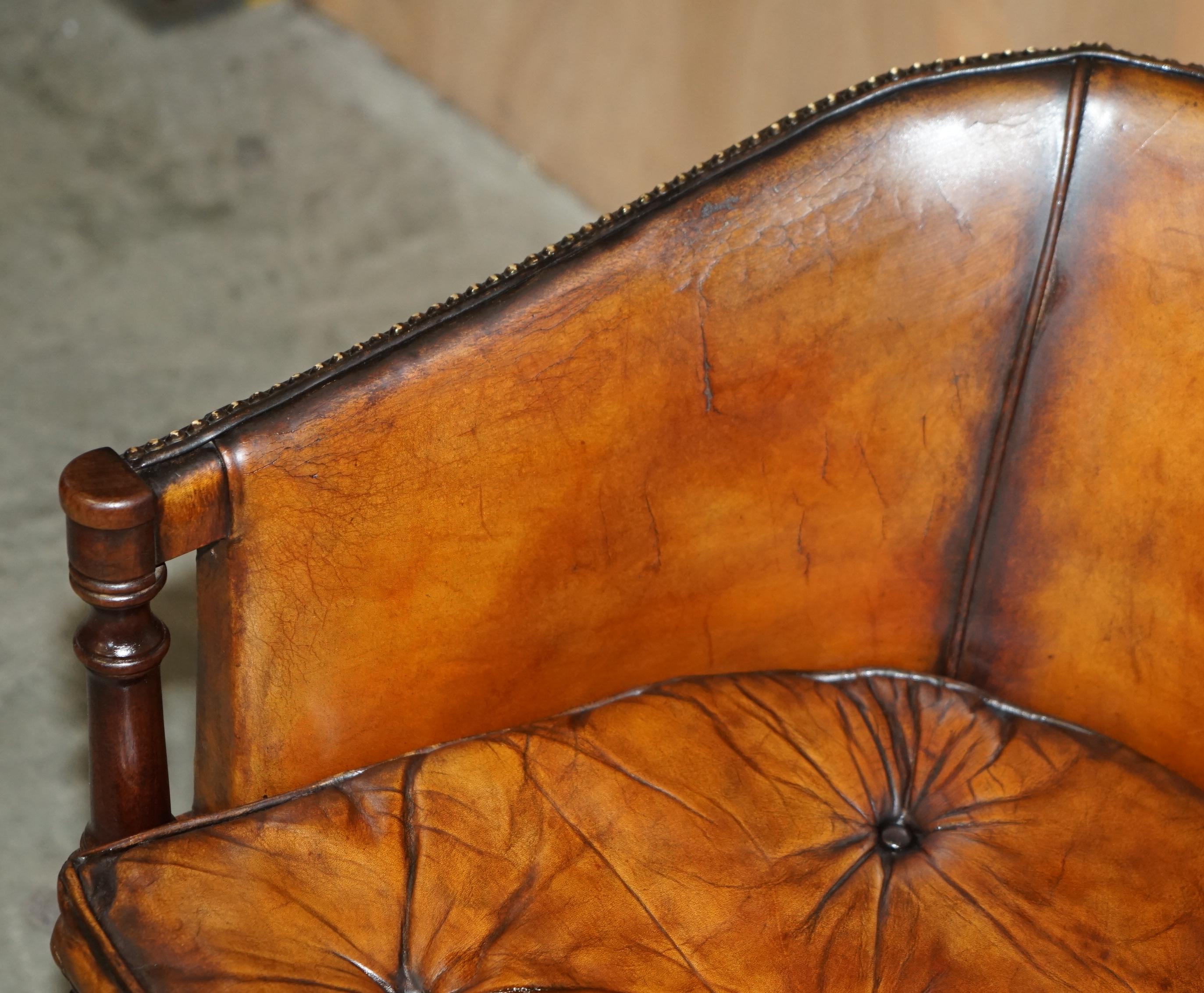 PAR DE ARMANTES DE TUBO THOMAS CHIPPENDALE TEñIDOS A MANO EN CUERO MARRÓN en venta 11