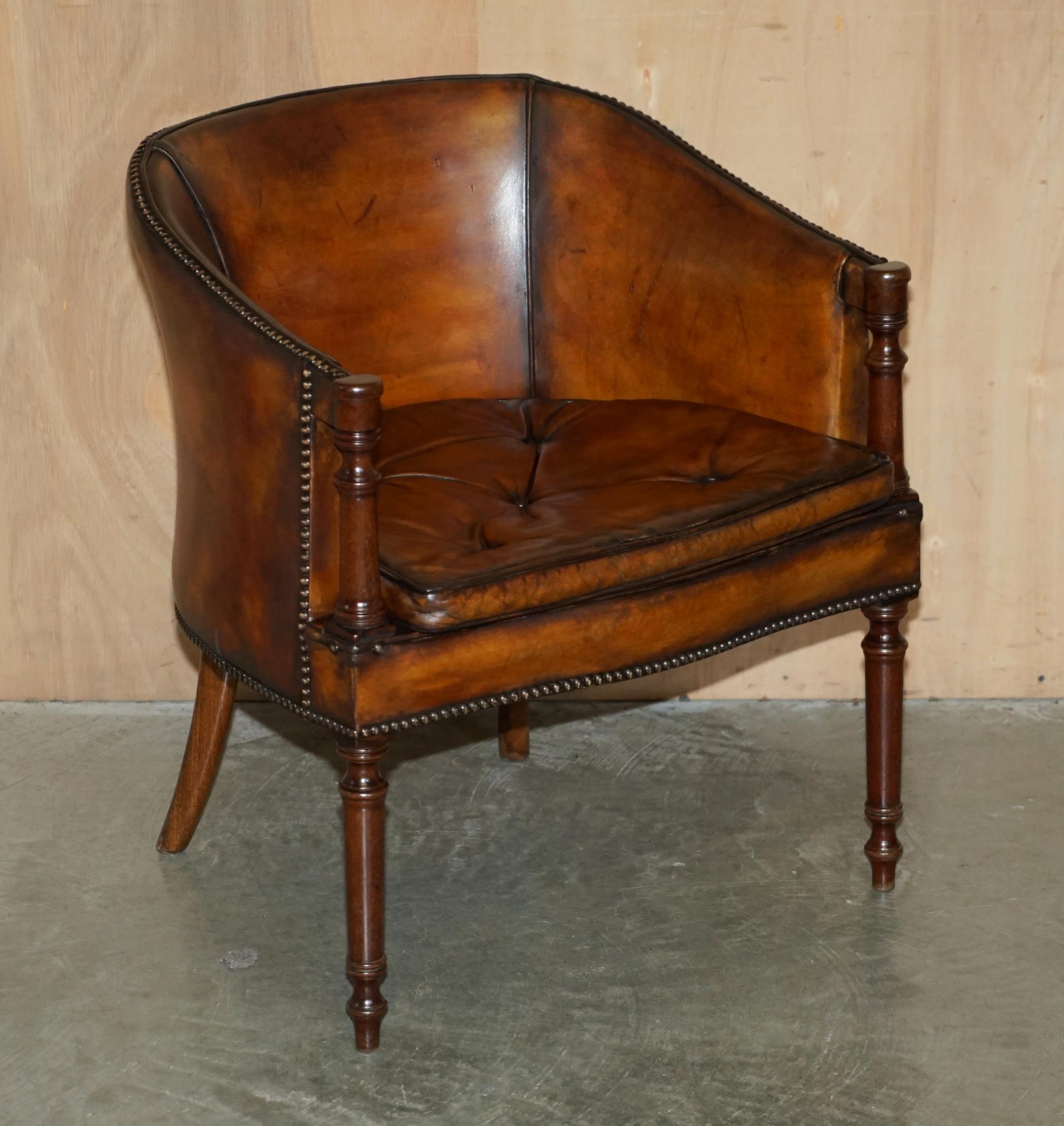 PAR DE ARMANTES DE TUBO THOMAS CHIPPENDALE TEñIDOS A MANO EN CUERO MARRÓN Chippendale en venta
