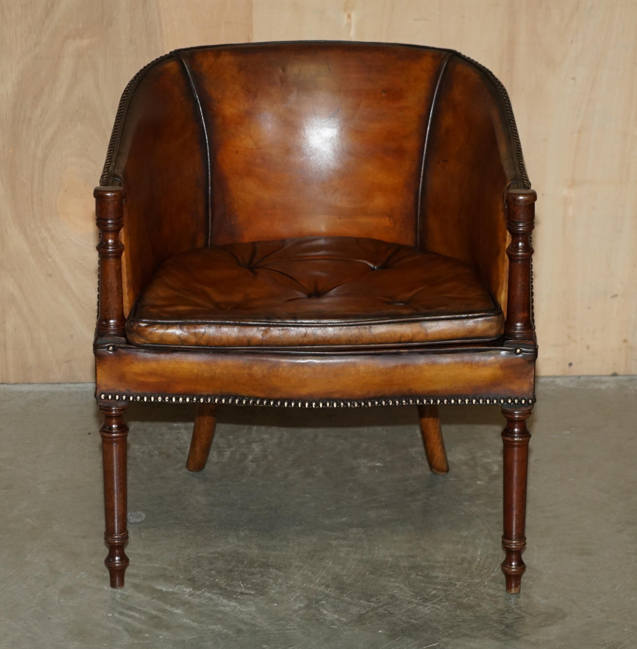 PAR DE ARMANTES DE TUBO THOMAS CHIPPENDALE TEñIDOS A MANO EN CUERO MARRÓN Inglés en venta