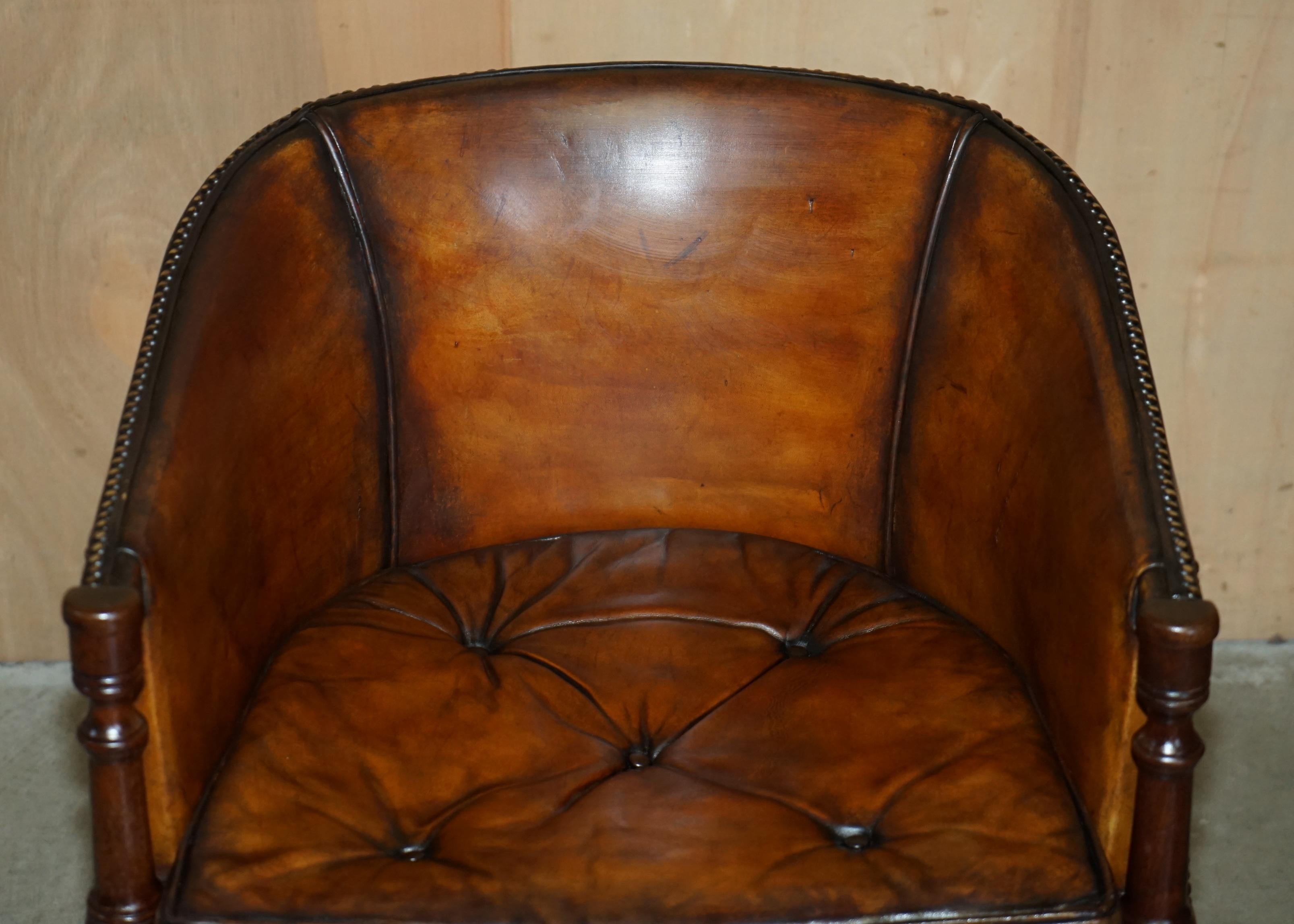 PAR DE ARMANTES DE TUBO THOMAS CHIPPENDALE TEñIDOS A MANO EN CUERO MARRÓN Hecho a mano en venta