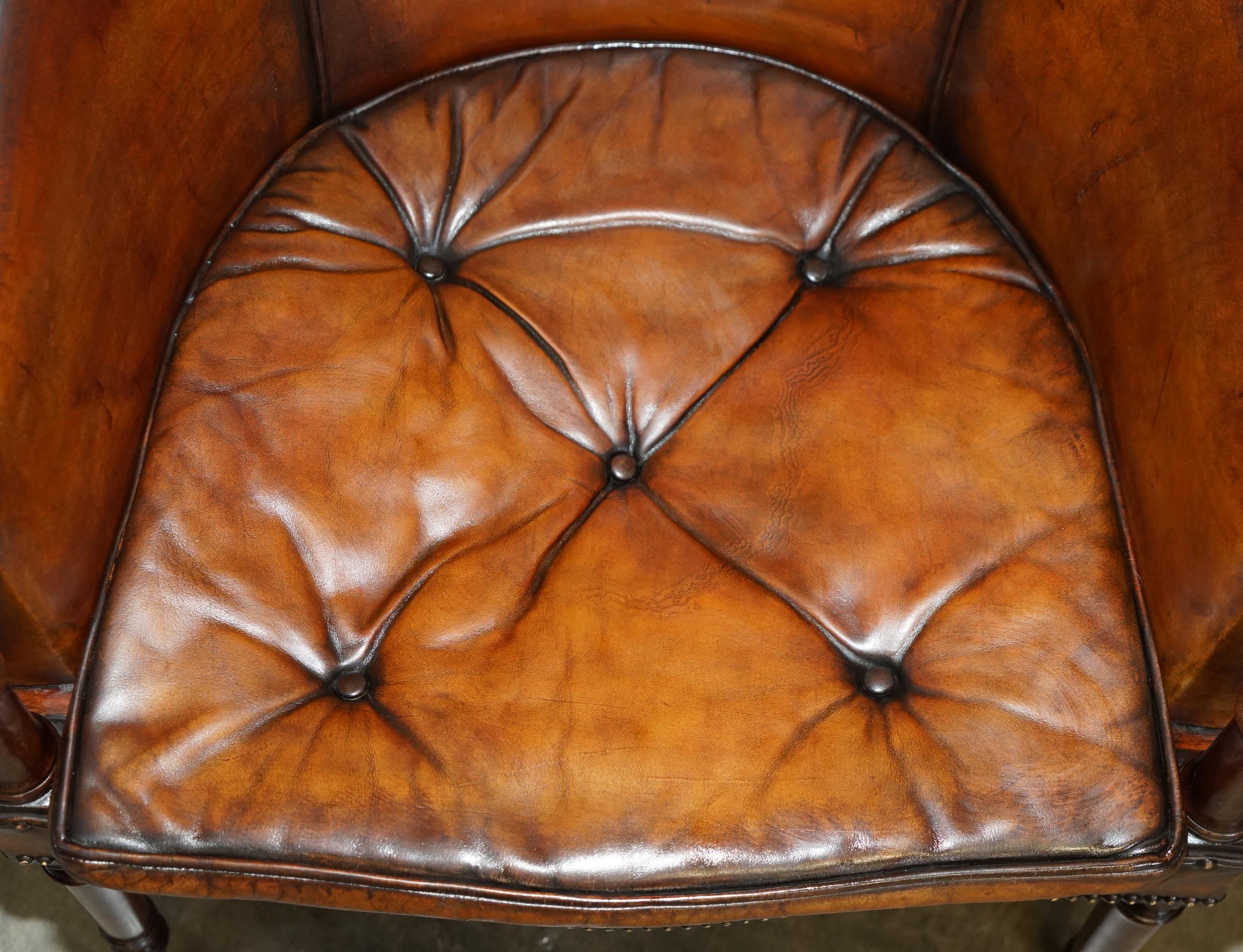 PAR DE ARMANTES DE TUBO THOMAS CHIPPENDALE TEñIDOS A MANO EN CUERO MARRÓN en Bueno estado para la venta en West Sussex, Pulborough