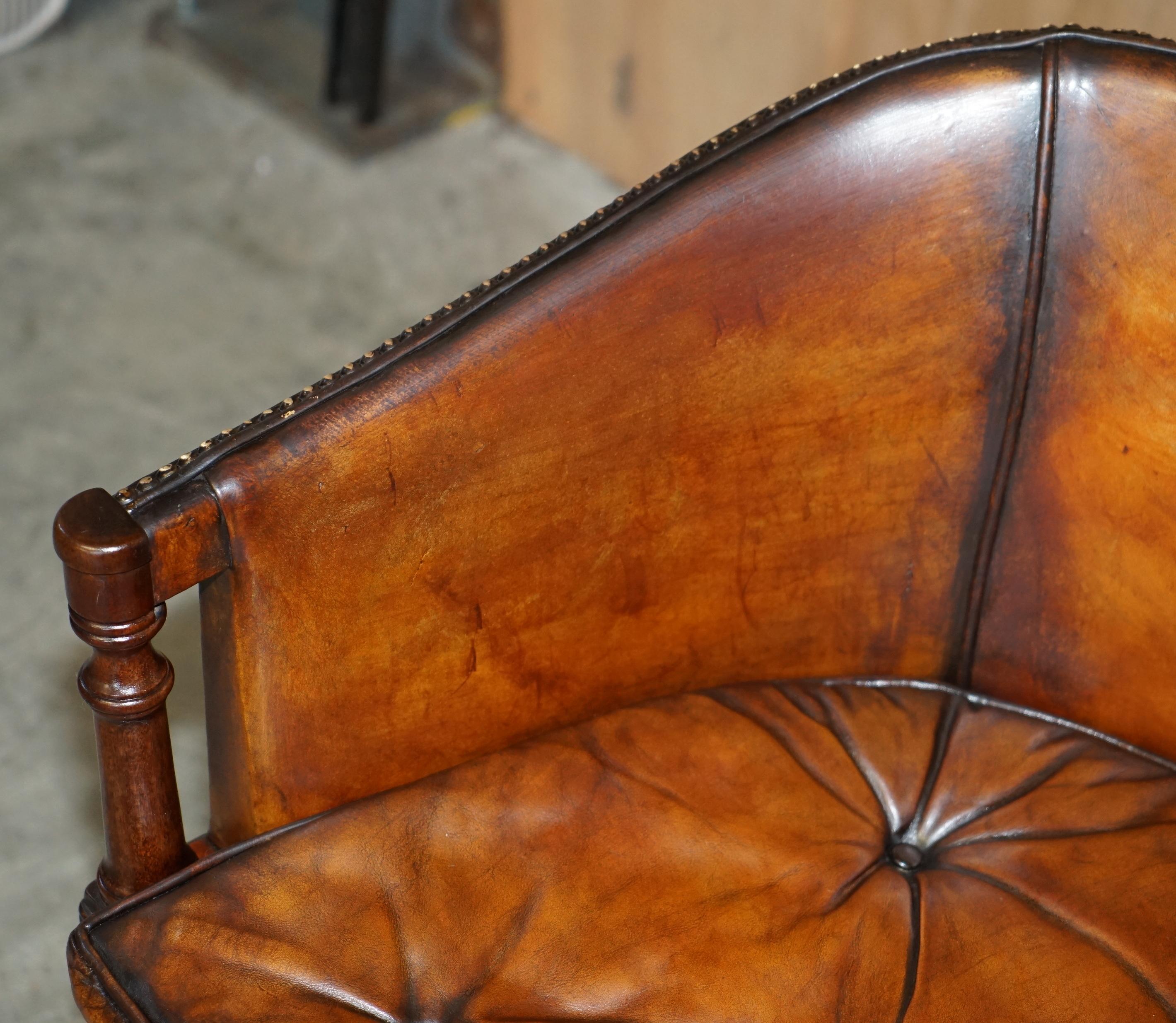 PAR DE ARMANTES DE TUBO THOMAS CHIPPENDALE TEñIDOS A MANO EN CUERO MARRÓN siglo XX en venta