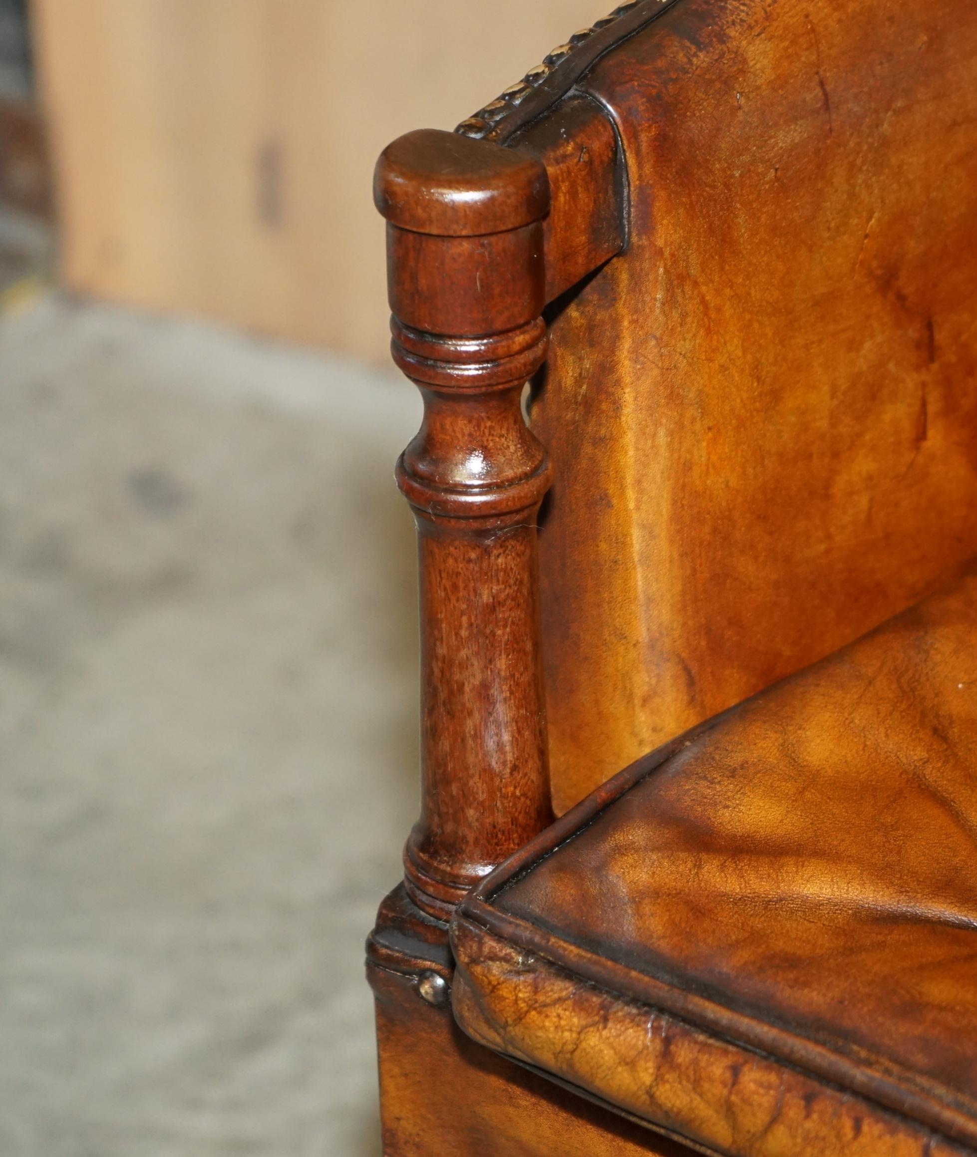 PAR DE ARMANTES DE TUBO THOMAS CHIPPENDALE TEñIDOS A MANO EN CUERO MARRÓN Cuero en venta