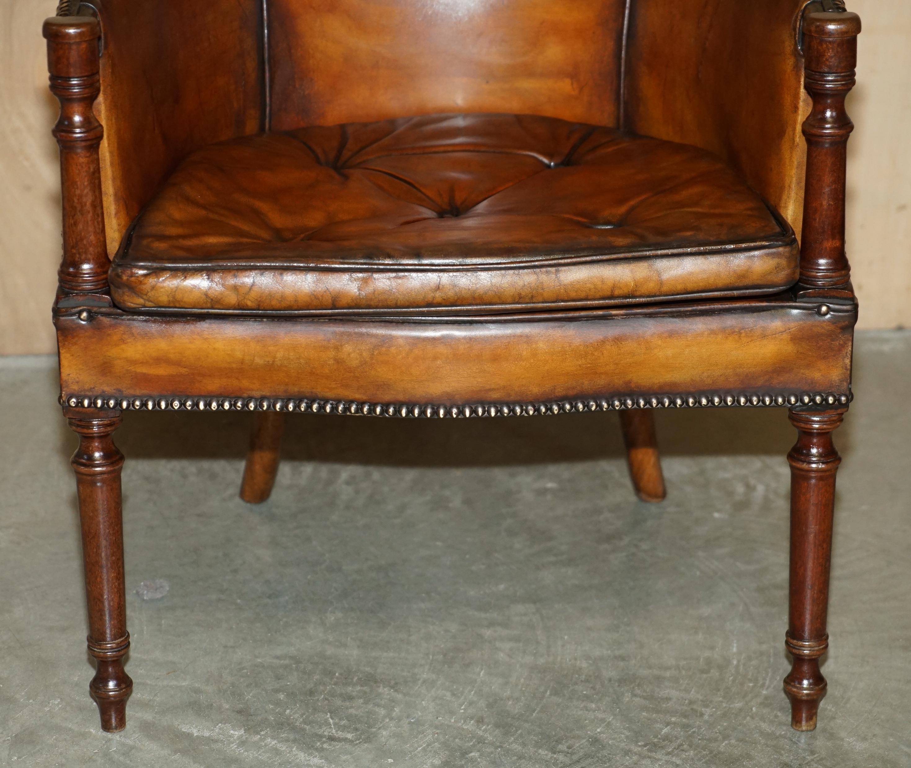 PAR DE ARMANTES DE TUBO THOMAS CHIPPENDALE TEñIDOS A MANO EN CUERO MARRÓN en venta 1