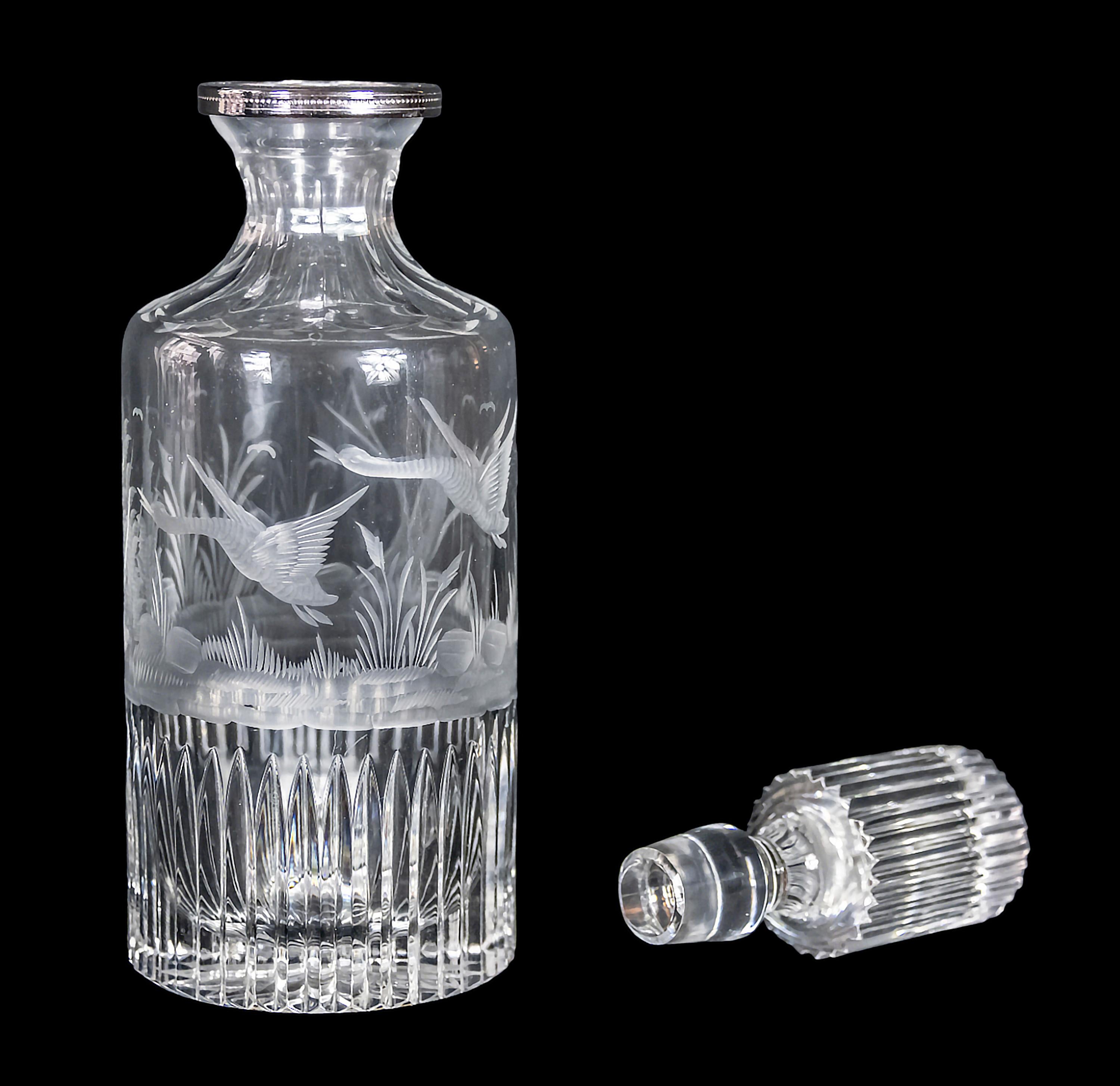 Pair of Hand Etched Crystal Decanters In Good Condition For Sale In Vilnius, LT