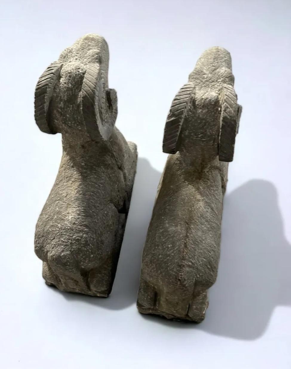 Paar handgeschnitzte geschnitzte Widder-Gartenfiguren aus Stein, 20. Jahrhundert  (Handgeschnitzt) im Angebot