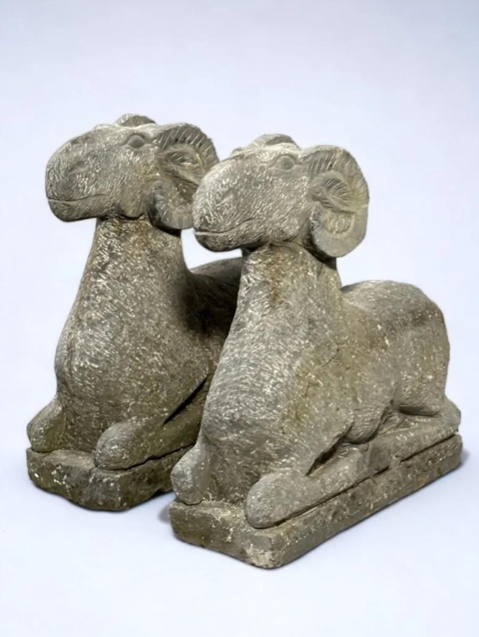 Paar handgeschnitzte geschnitzte Widder-Gartenfiguren aus Stein, 20. Jahrhundert  im Angebot 1