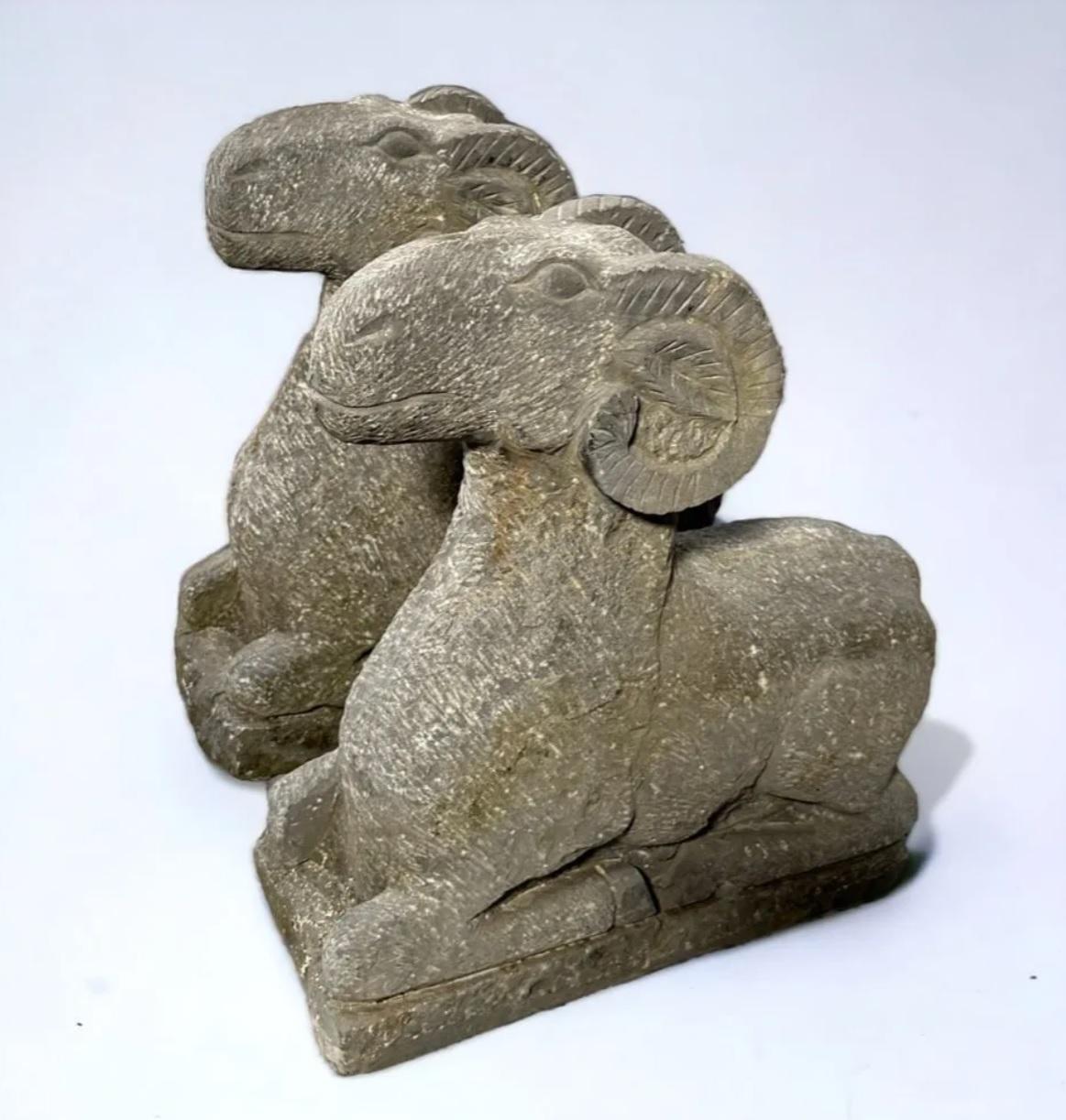 Paar handgeschnitzte geschnitzte Widder-Gartenfiguren aus Stein, 20. Jahrhundert  im Angebot 2