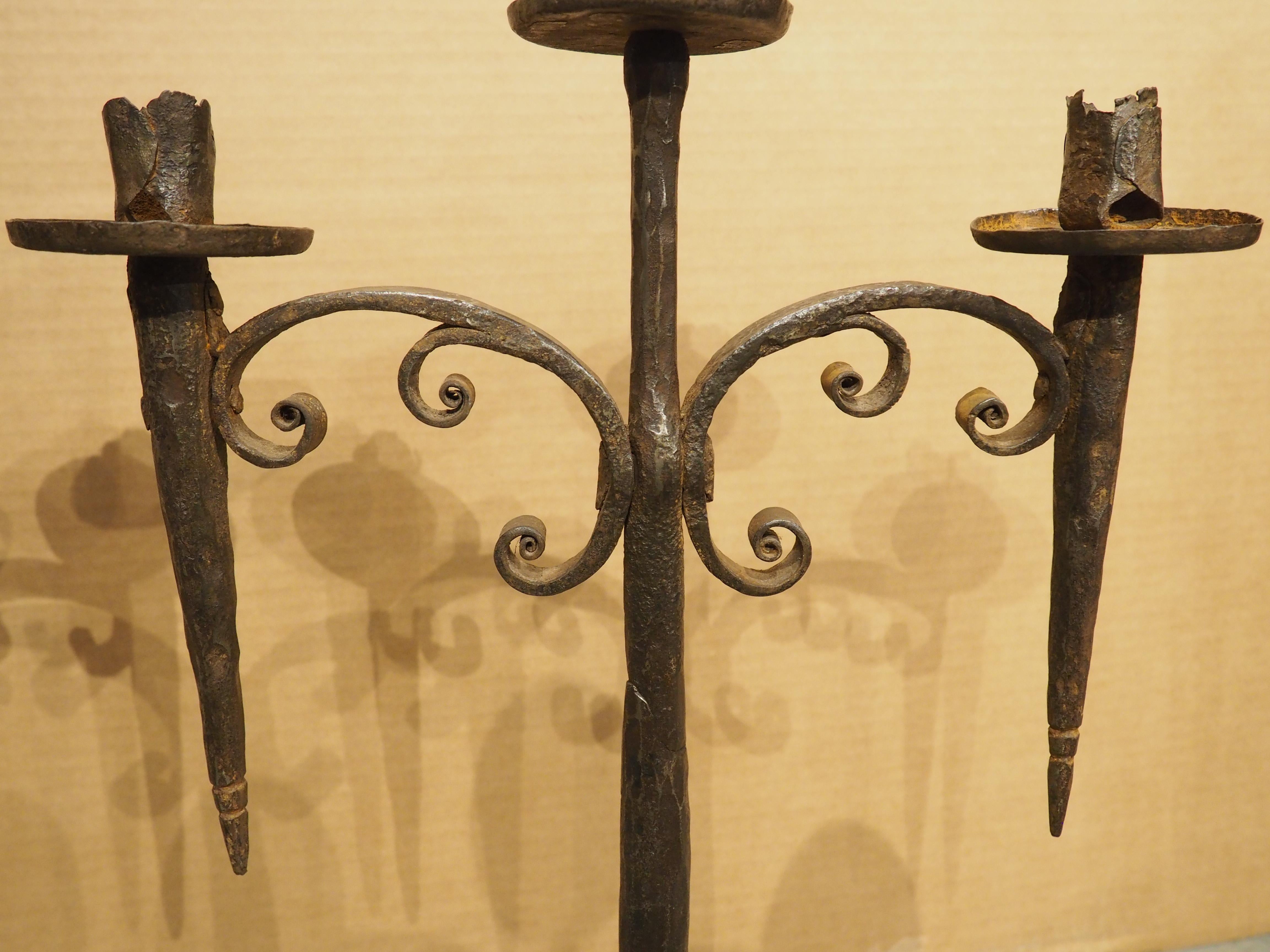 Paar handgeschmiedetete spanische Fackel-Kerzenhalter aus Eisen aus dem 18. Jahrhundert im Angebot 6