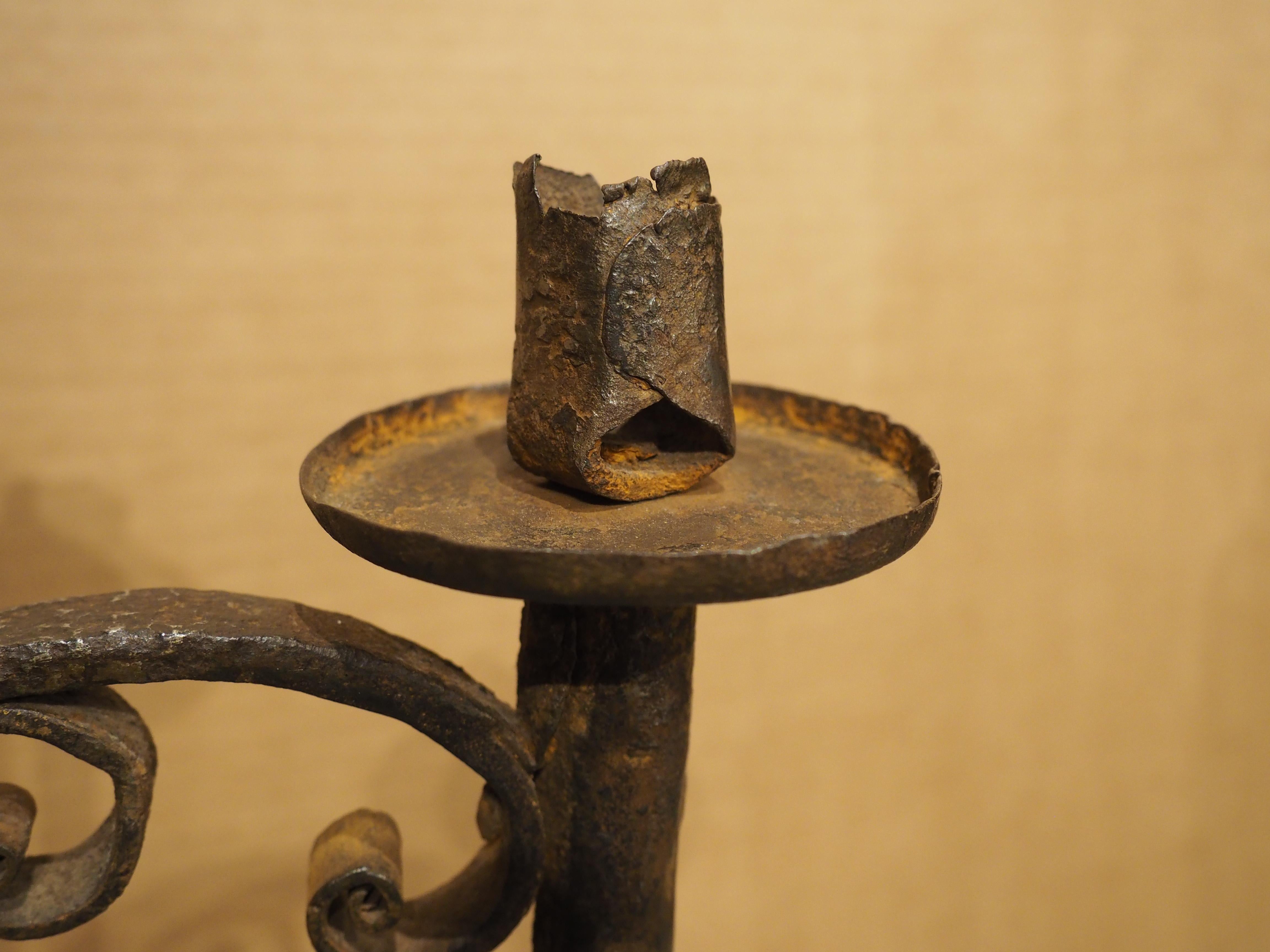 Paar handgeschmiedetete spanische Fackel-Kerzenhalter aus Eisen aus dem 18. Jahrhundert im Angebot 7