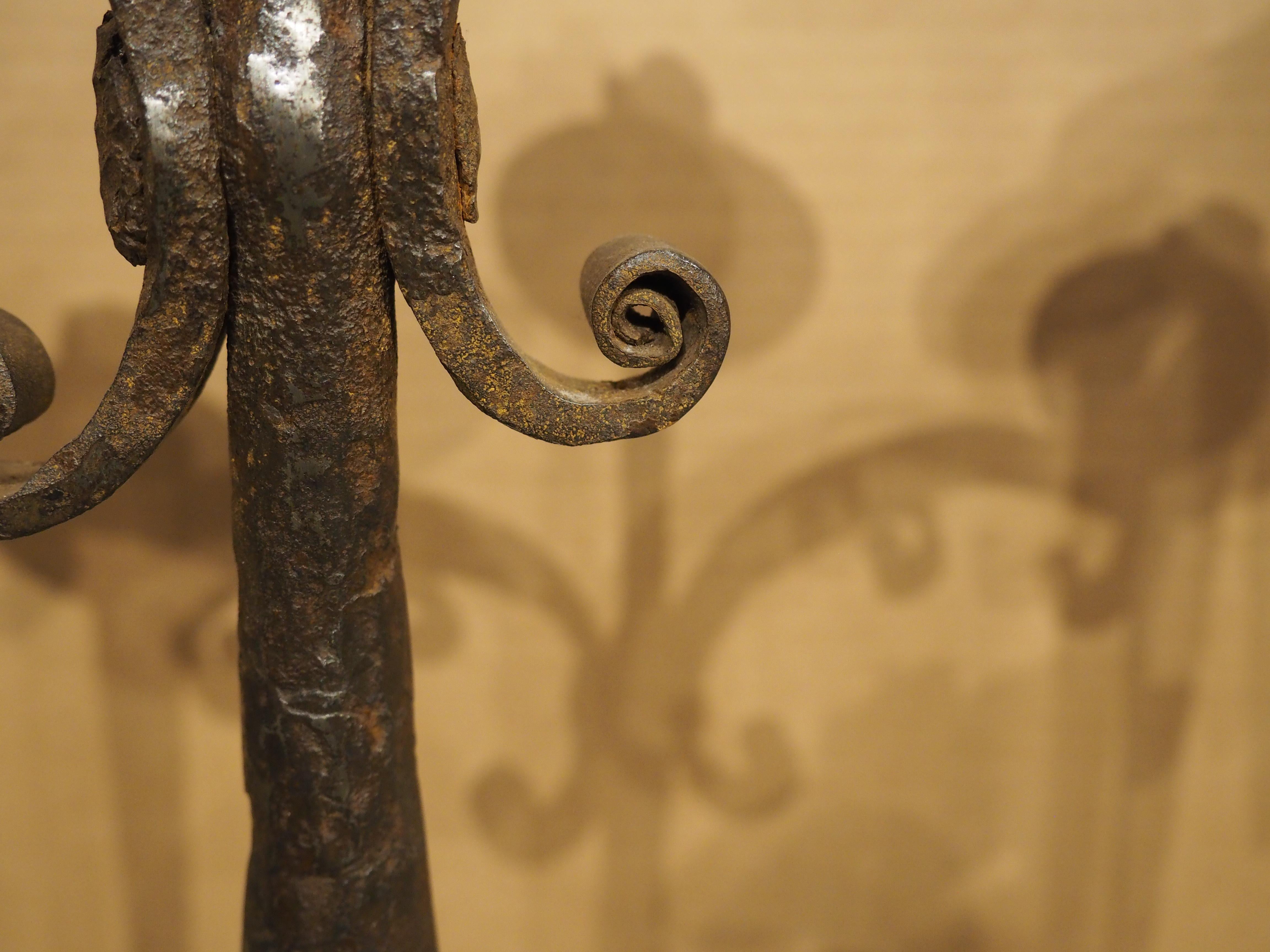 Paar handgeschmiedetete spanische Fackel-Kerzenhalter aus Eisen aus dem 18. Jahrhundert im Angebot 8