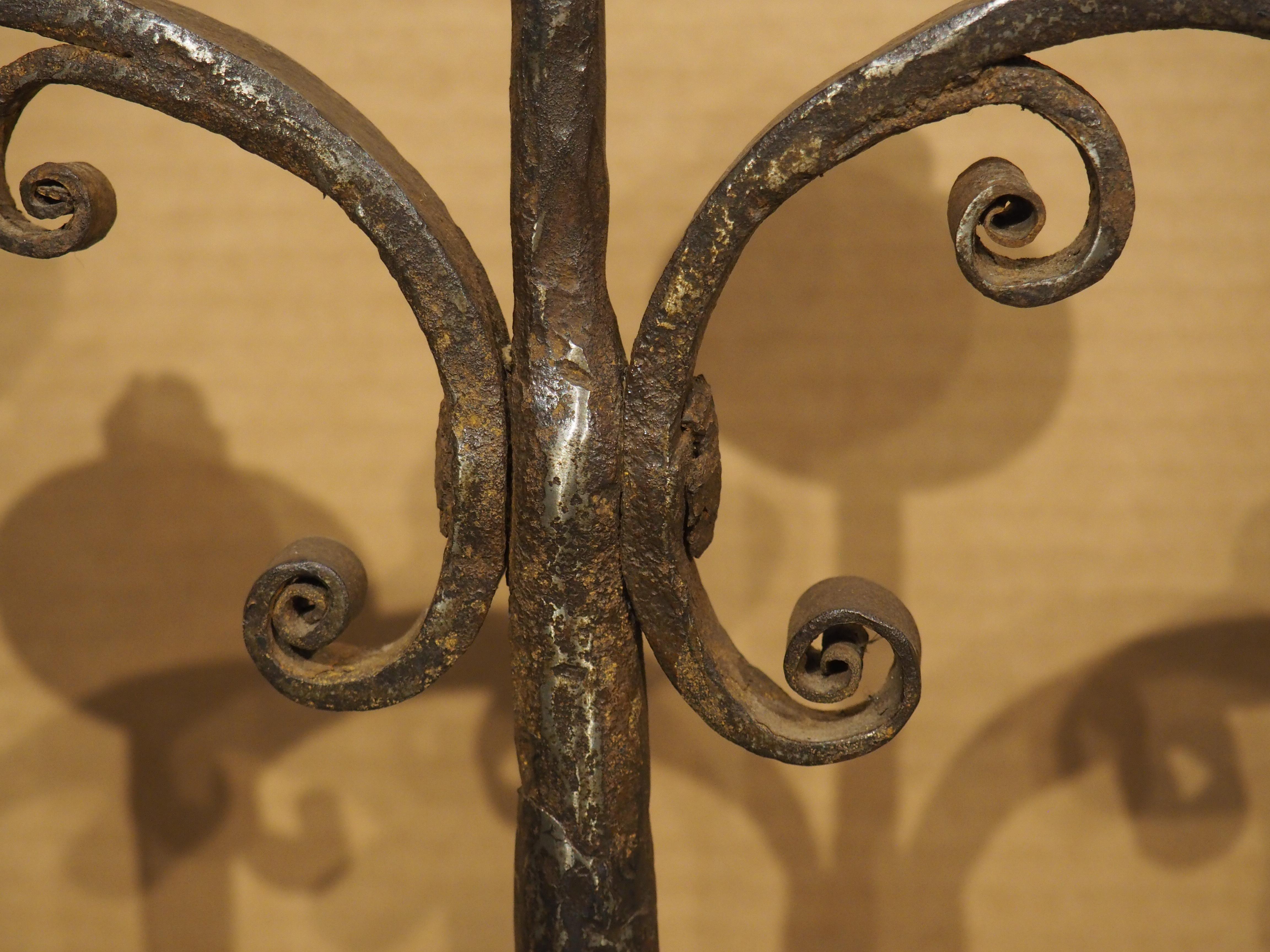 Paar handgeschmiedetete spanische Fackel-Kerzenhalter aus Eisen aus dem 18. Jahrhundert im Zustand „Gut“ im Angebot in Dallas, TX
