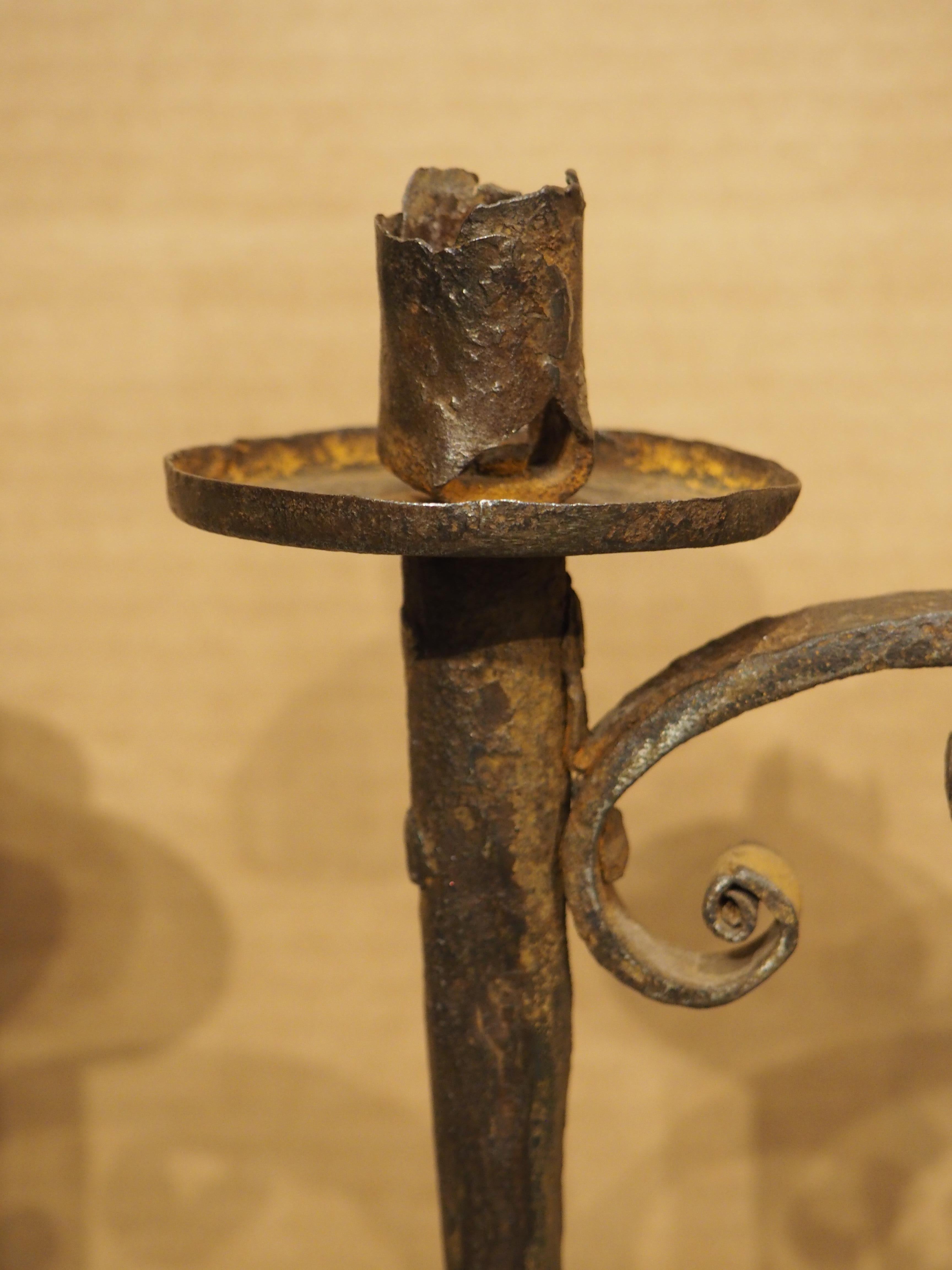Paar handgeschmiedetete spanische Fackel-Kerzenhalter aus Eisen aus dem 18. Jahrhundert (Metall) im Angebot
