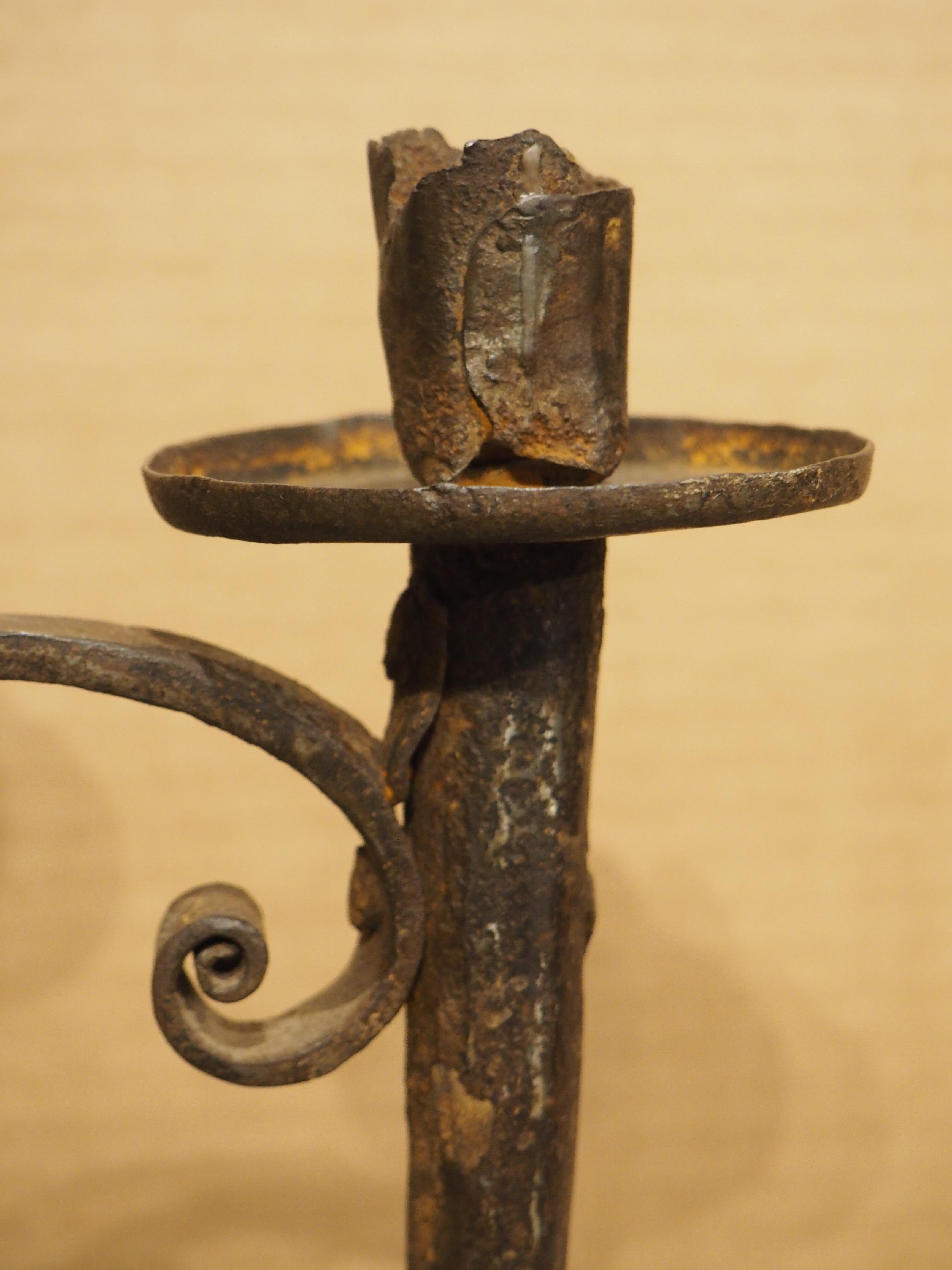 Paar handgeschmiedetete spanische Fackel-Kerzenhalter aus Eisen aus dem 18. Jahrhundert im Angebot 1