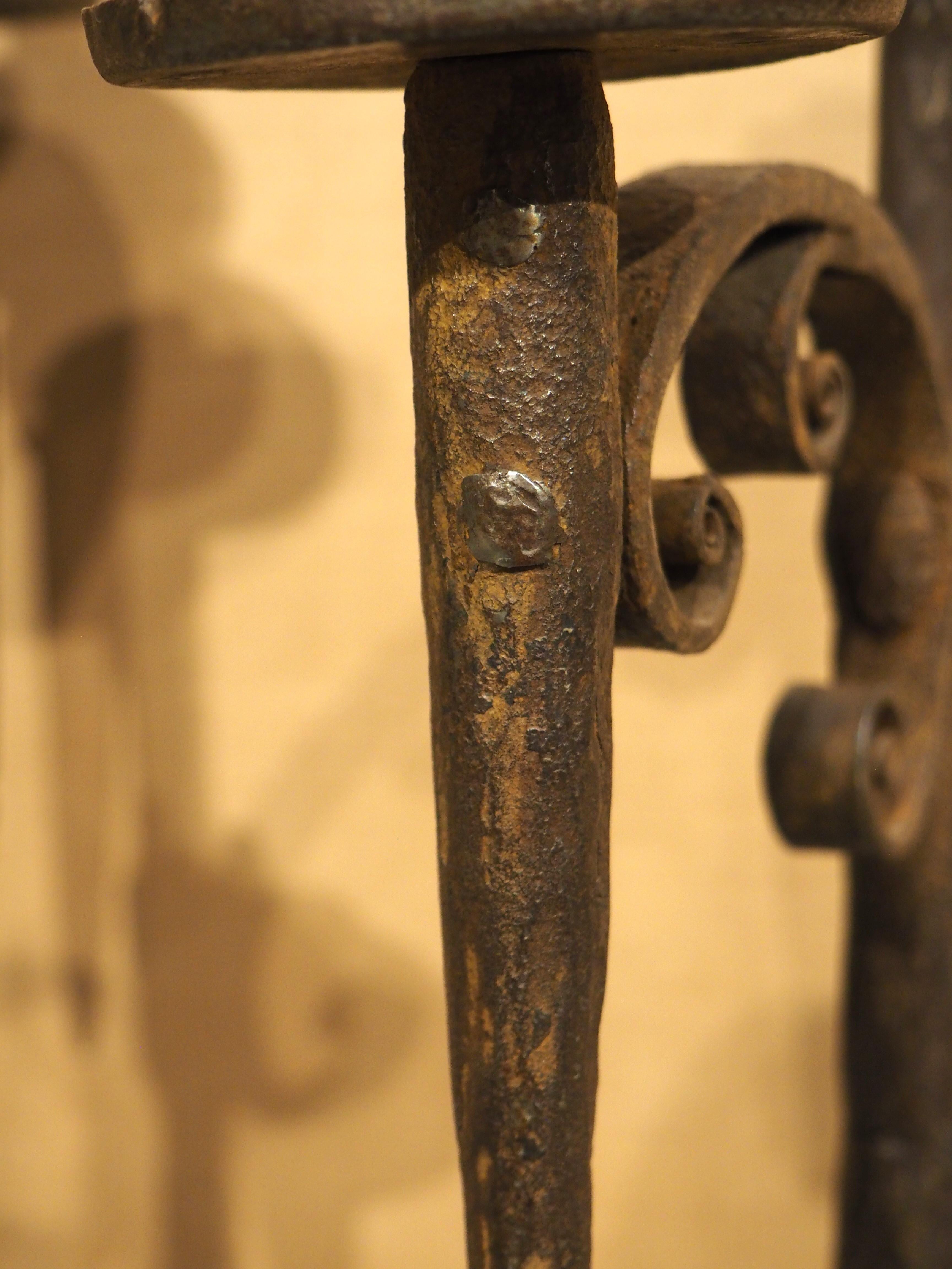 Paar handgeschmiedetete spanische Fackel-Kerzenhalter aus Eisen aus dem 18. Jahrhundert im Angebot 2
