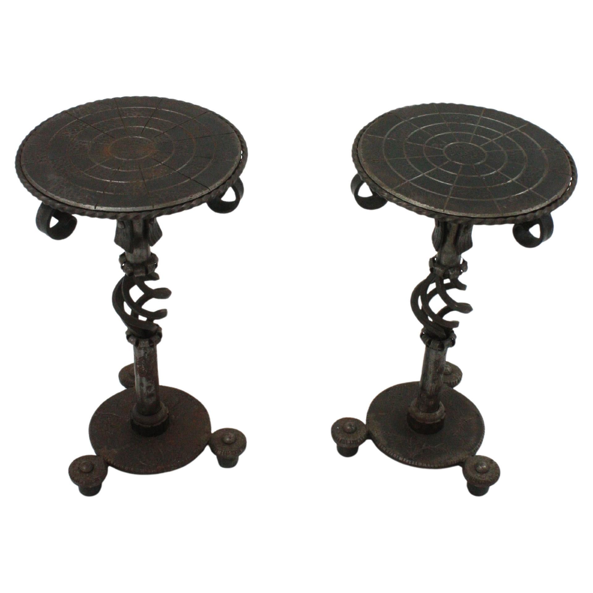 Pair Spanish Brutalist Drink Tables in wrought iron
Rare find.
These eye-catching tables were handcrafted in wrought iron and show a gorgeous blacksmith's design combininig industrial and brutalist accents.
The round tops are nicely detailed with