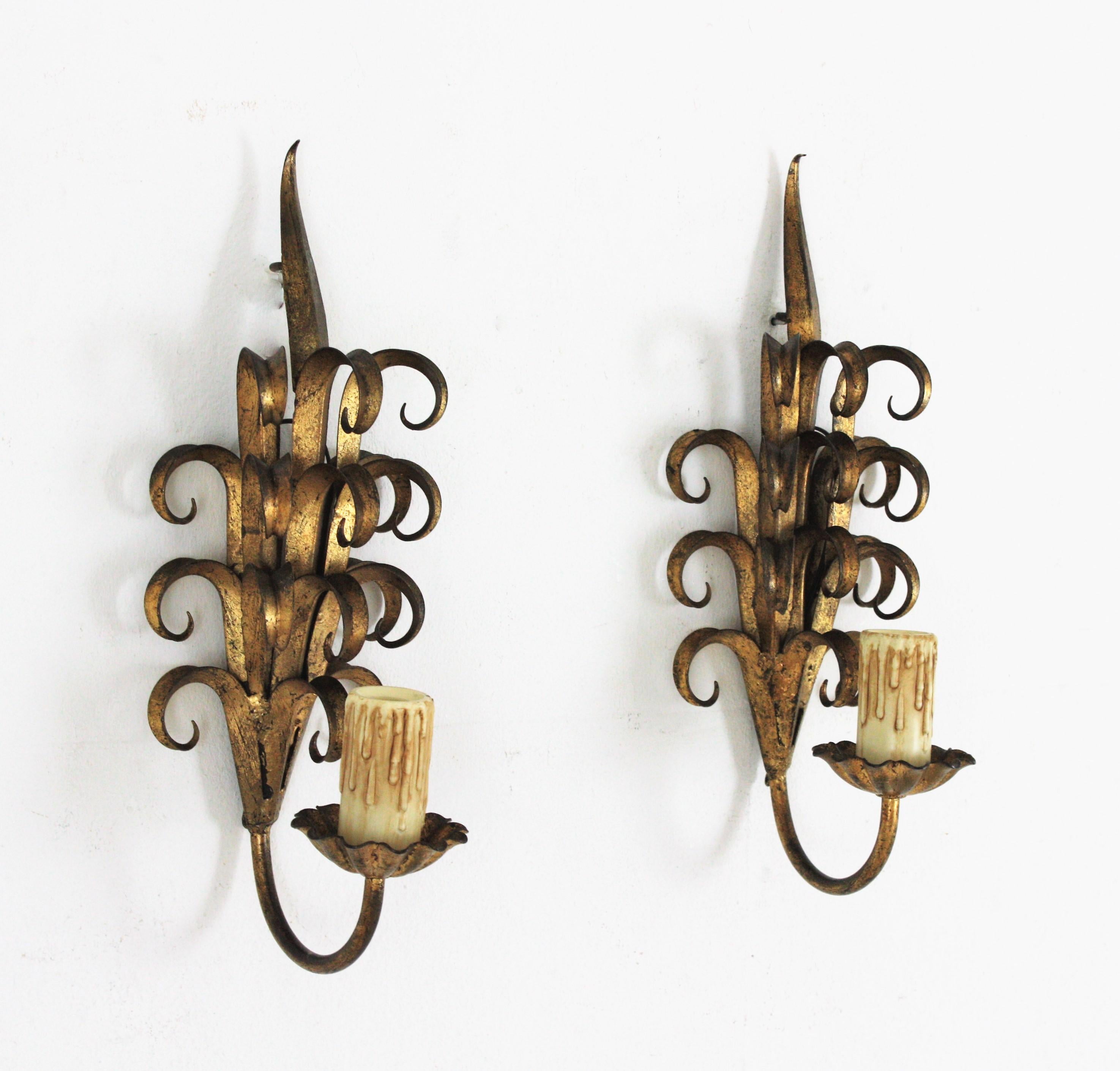 Paar handgeschmiedete Wandleuchter aus vergoldetem Eisen in Eyelash-Schnörkeldesign (20. Jahrhundert) im Angebot