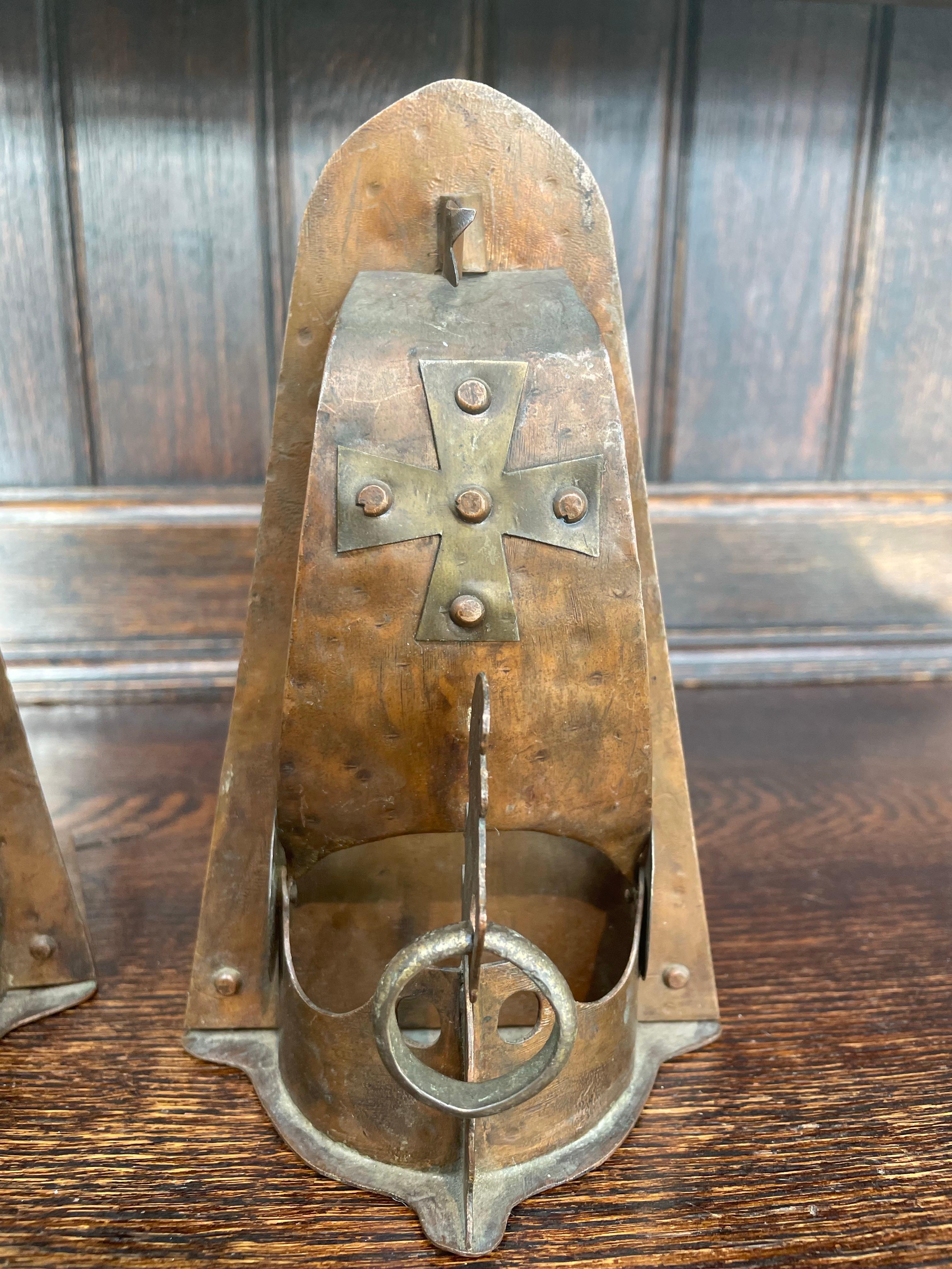 Paar handgehämmerte Arts & Crafts Kupfer Buchstützen im Zustand „Gut“ im Angebot in Northport, MI