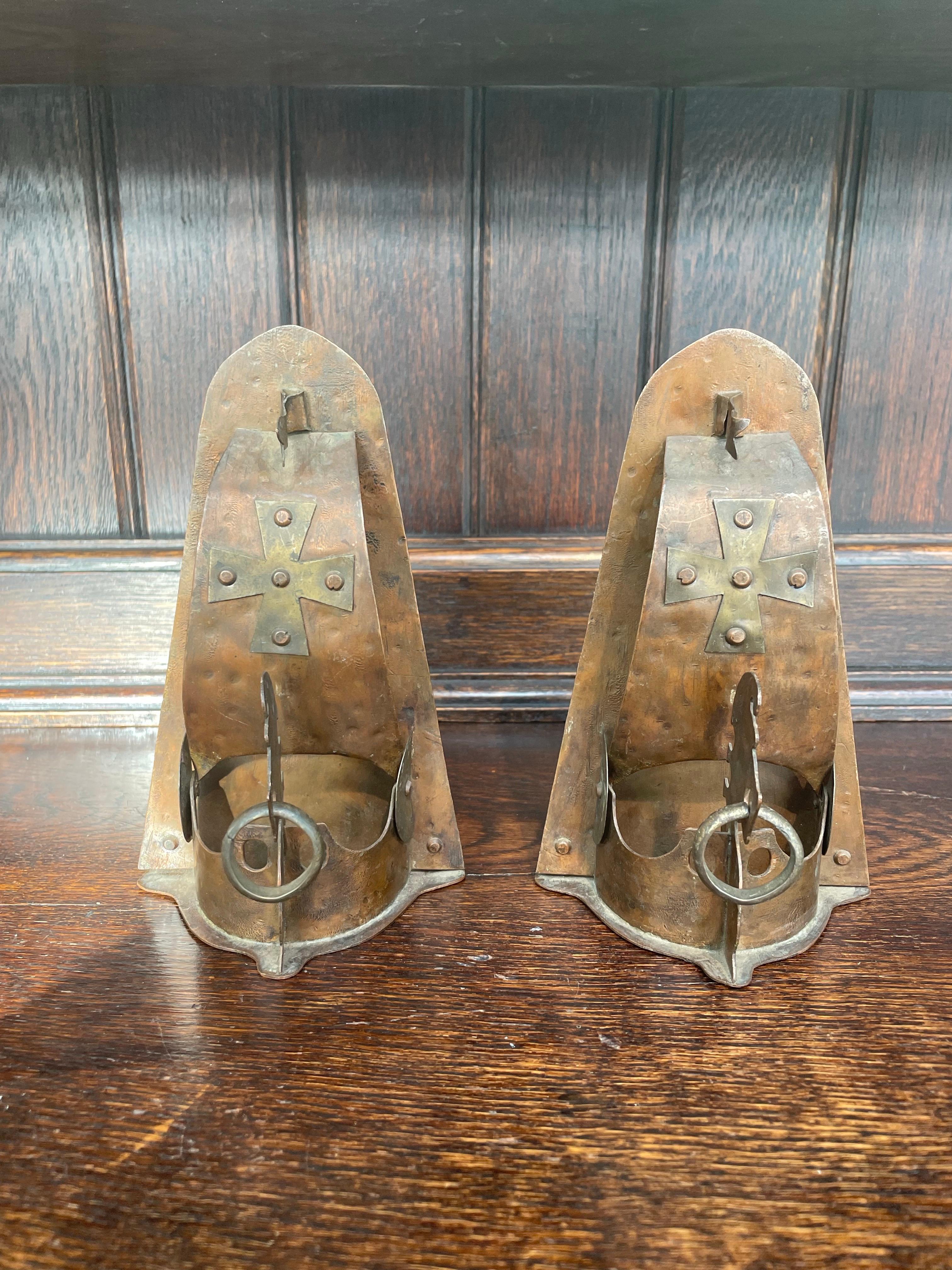 Paar handgehämmerte Arts & Crafts Kupfer Buchstützen (20. Jahrhundert) im Angebot