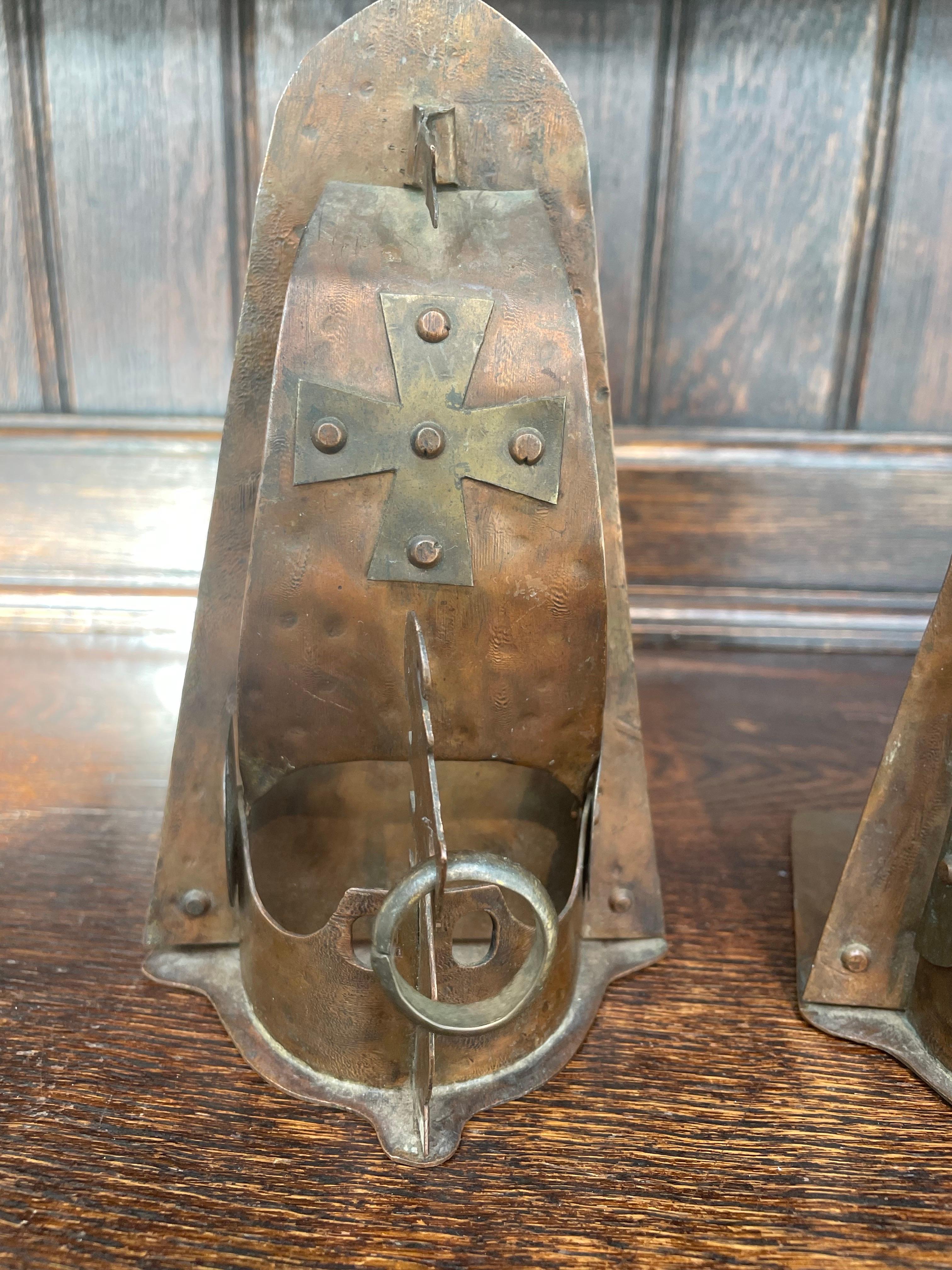 Paar handgehämmerte Arts & Crafts Kupfer Buchstützen im Angebot 1