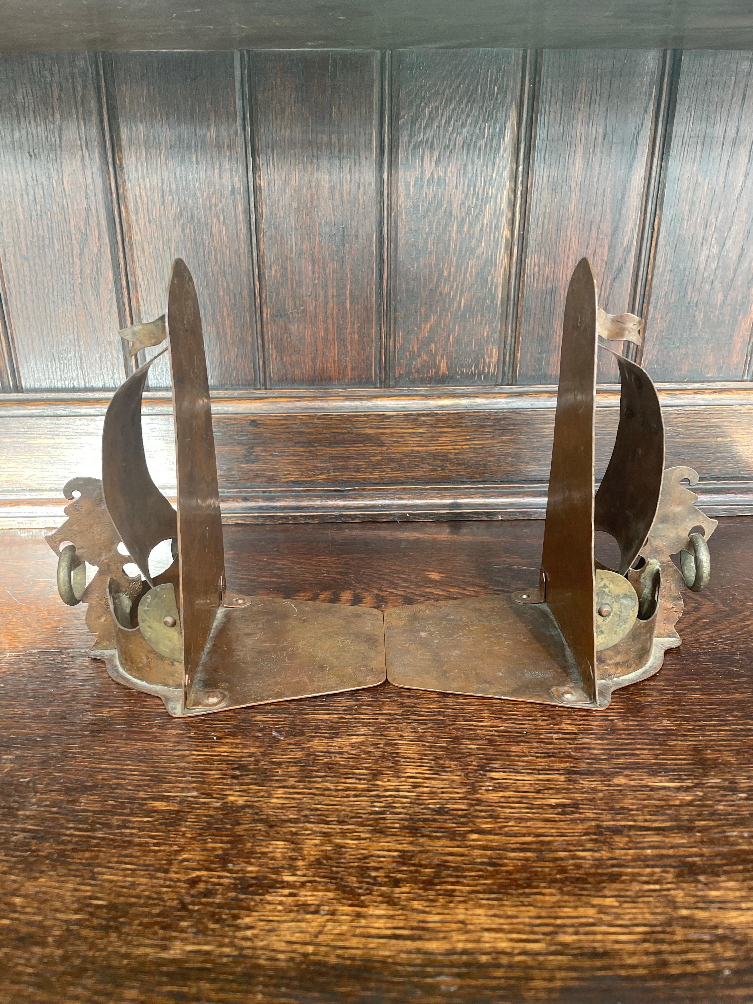 Paar handgehämmerte Arts & Crafts Kupfer Buchstützen im Angebot 2