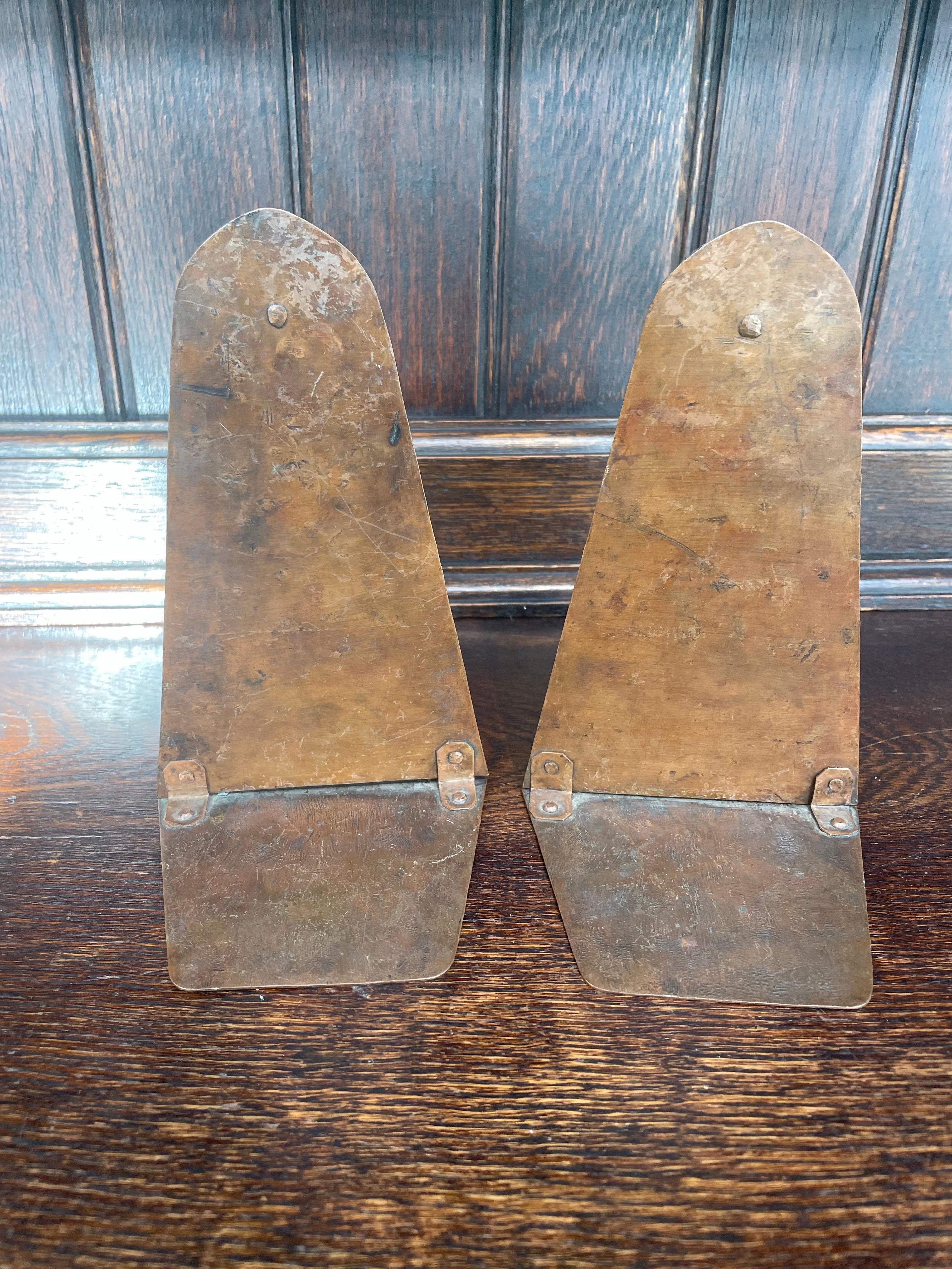 Paar handgehämmerte Arts & Crafts Kupfer Buchstützen im Angebot 3