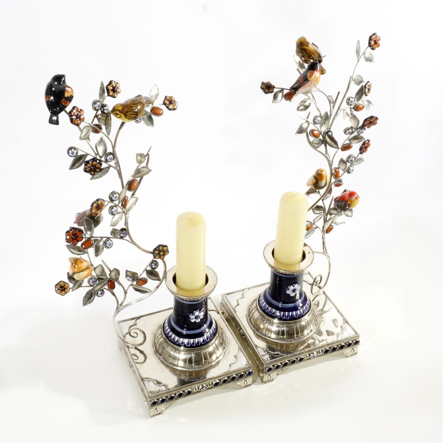 XXI secolo e contemporaneo Coppia di candelieri fatti a mano e Ceramica Uccelli e Fiori
