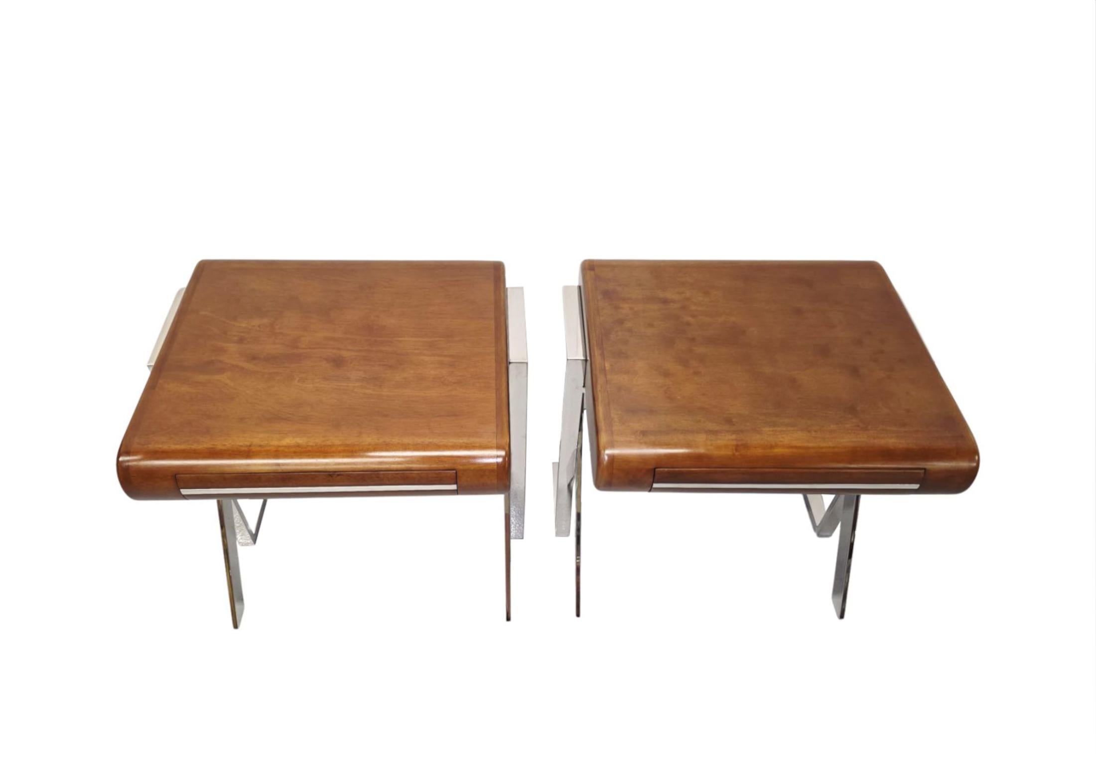 Superbe paire de tables de chevet ou d'appoint en noyer bien figuré et chromé de style Mid Century.  Cette fabuleuse paire est fabriquée à la main et d'une qualité exceptionnelle, avec un design curviligne net et une patine et un grain du bois