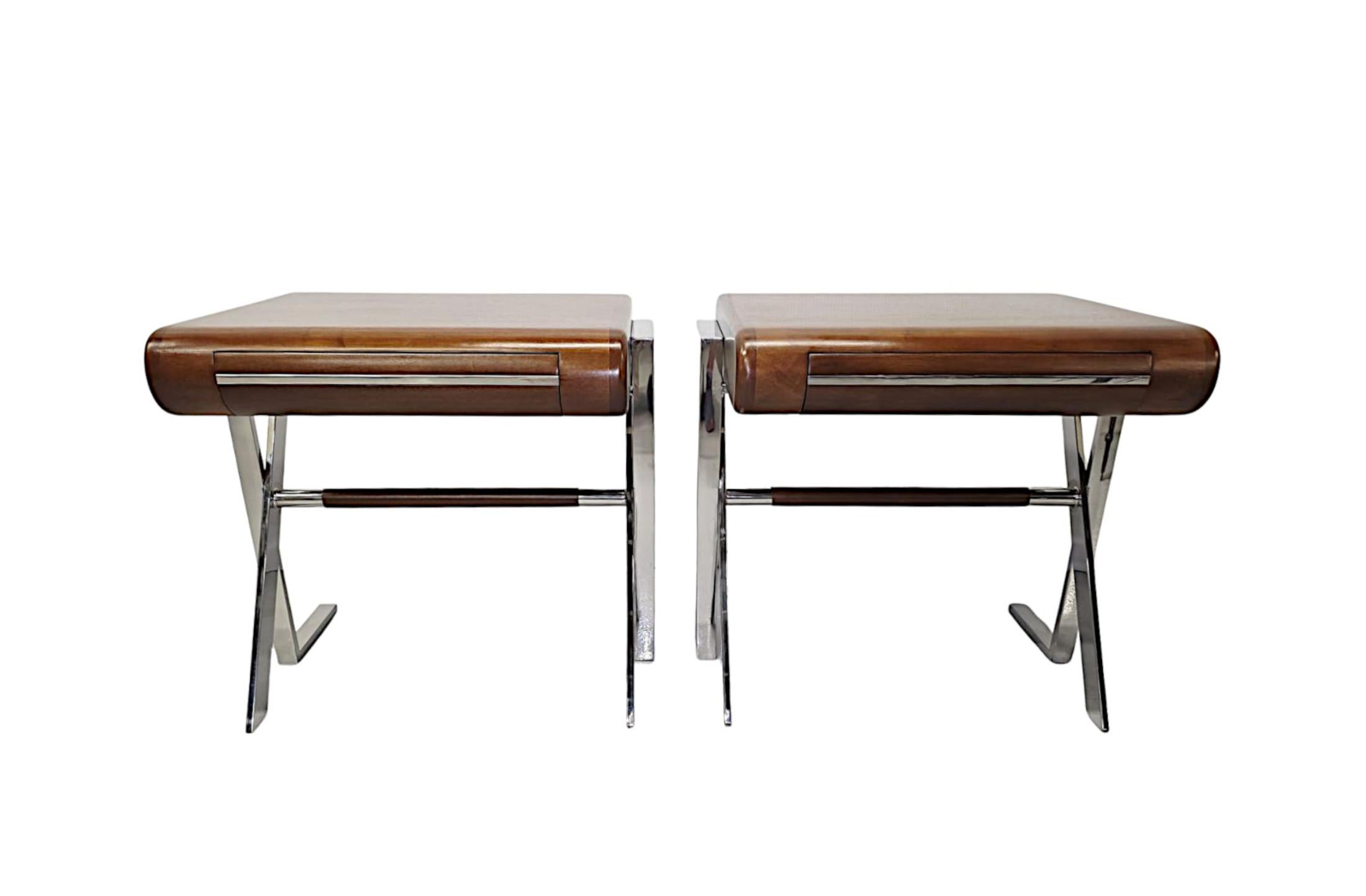 Français Paire de tables de chevet ou d'appoint en noyer et chrome, design du milieu du siècle, faites à la main en vente