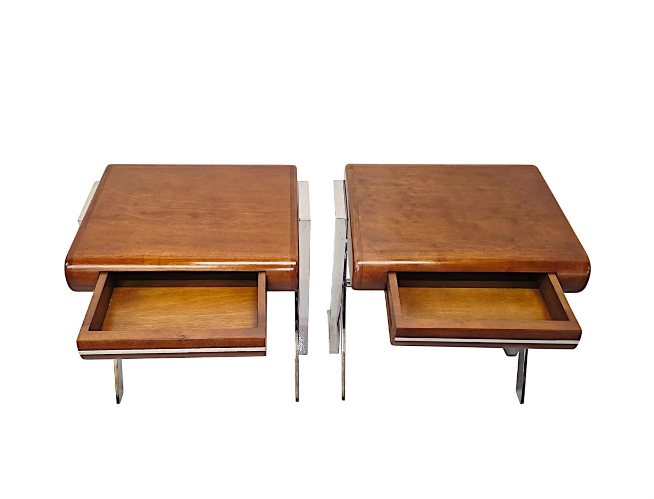 Paire de tables de chevet ou d'appoint en noyer et chrome, design du milieu du siècle, faites à la main Neuf - En vente à Dublin, IE