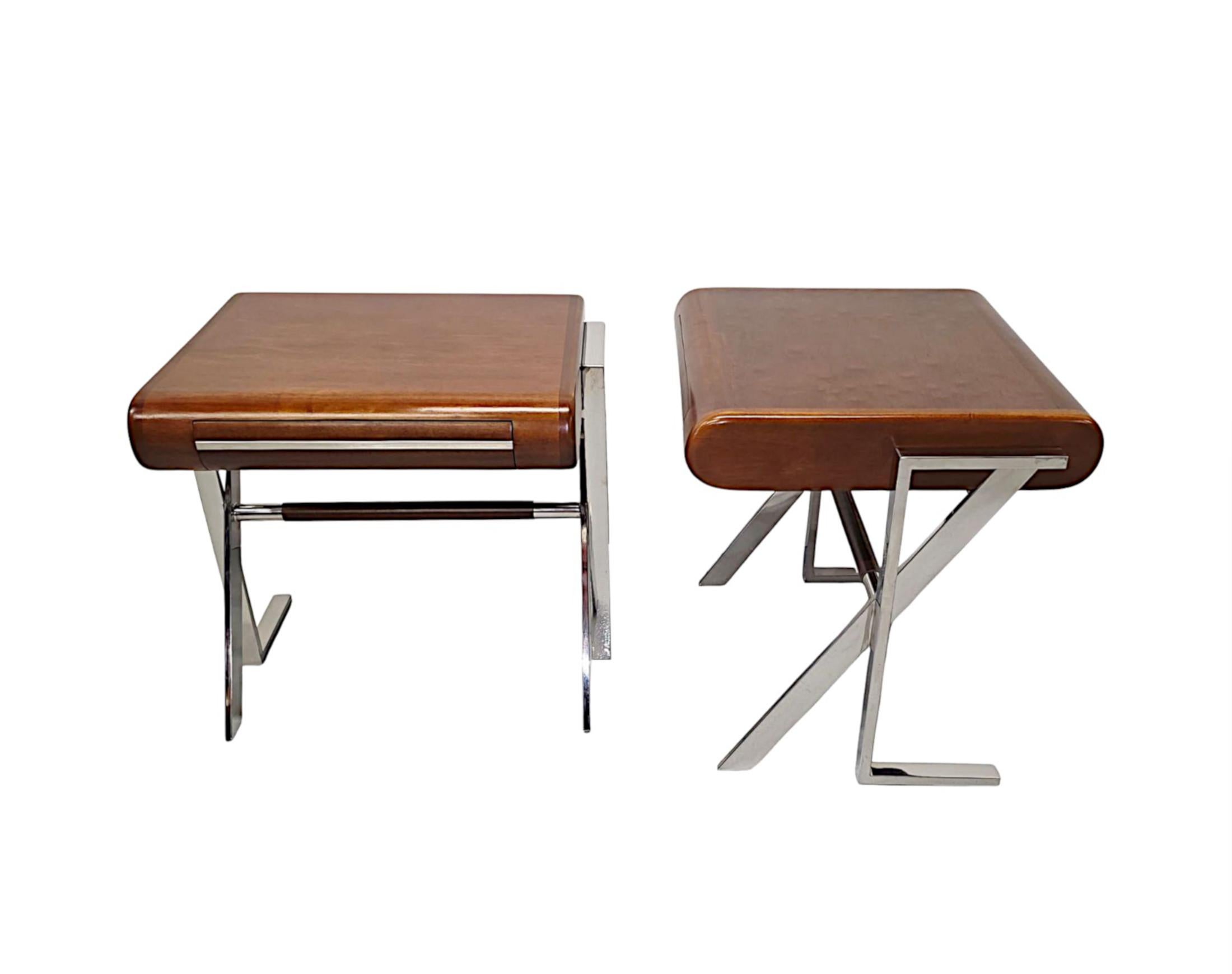 XXIe siècle et contemporain Paire de tables de chevet ou d'appoint en noyer et chrome, design du milieu du siècle, faites à la main en vente