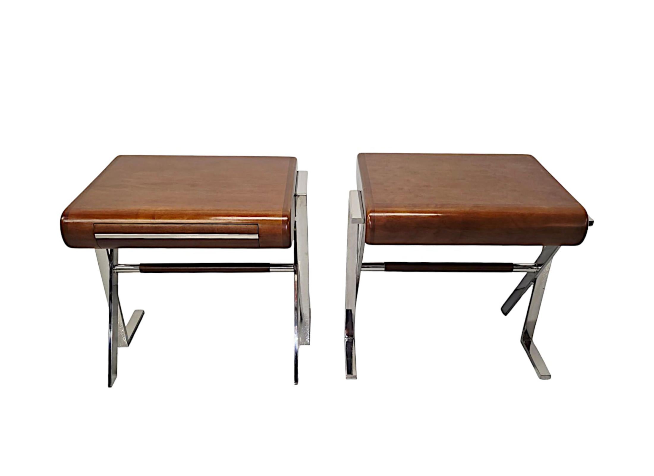 Chrome Paire de tables de chevet ou d'appoint en noyer et chrome, design du milieu du siècle, faites à la main en vente