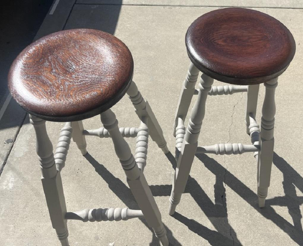 20thc Original gray over white painted bar stools with plank seat. Mid century plank seat bar stools with turned legs, hand crafted. 

Seat Diameter 12 inches .