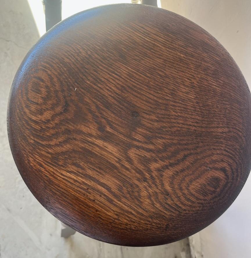 Pair Of Hand Made Oak Wood Barhocker, Grau lackiert Basis im Zustand „Gut“ im Angebot in Los Angeles, CA
