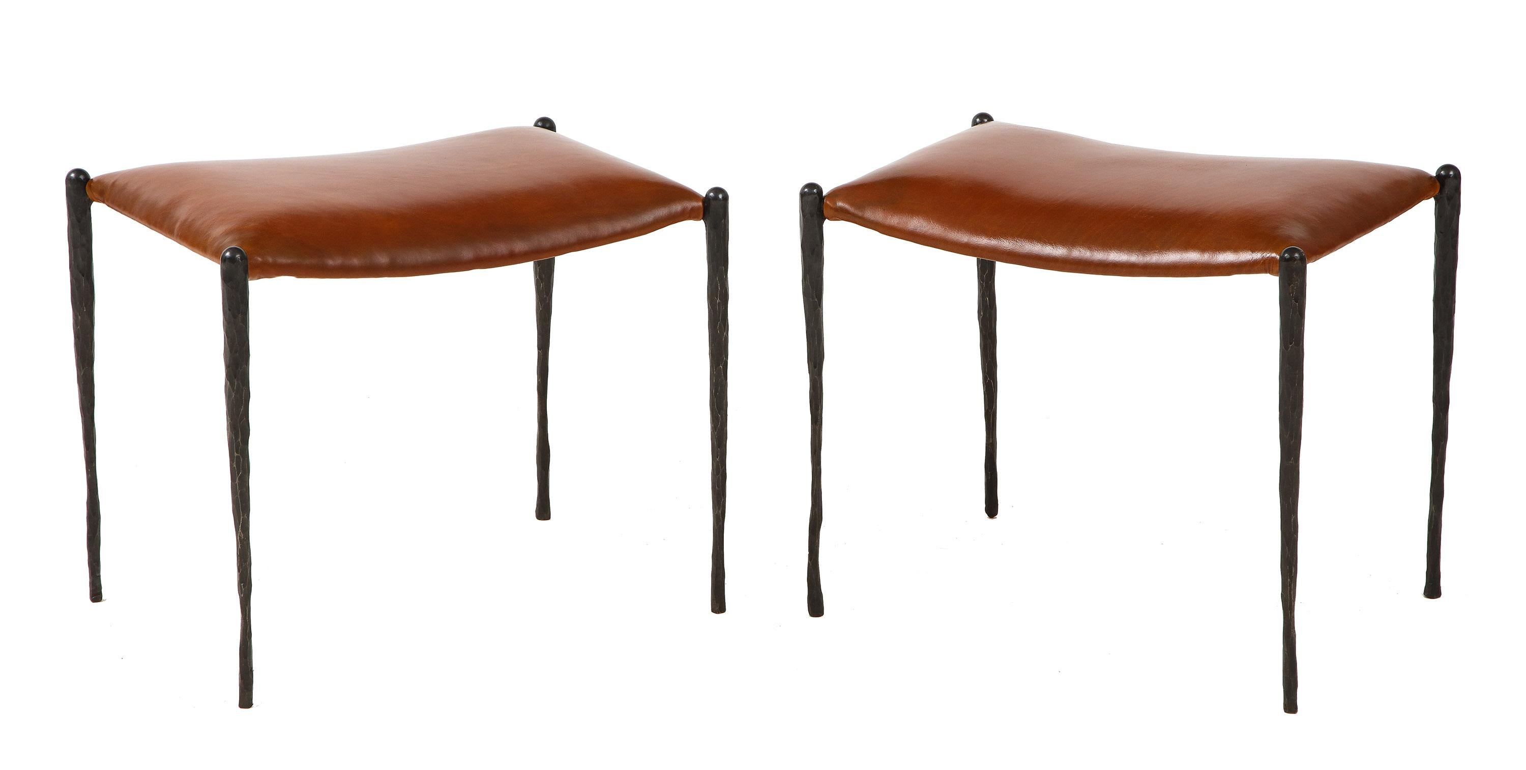Chaque banc a des pieds en fer forgé à la main avec une peinture en bronze. Assise en cuir.

Les bancs peuvent être commandés avec une personnalisation de la couleur et de la taille.