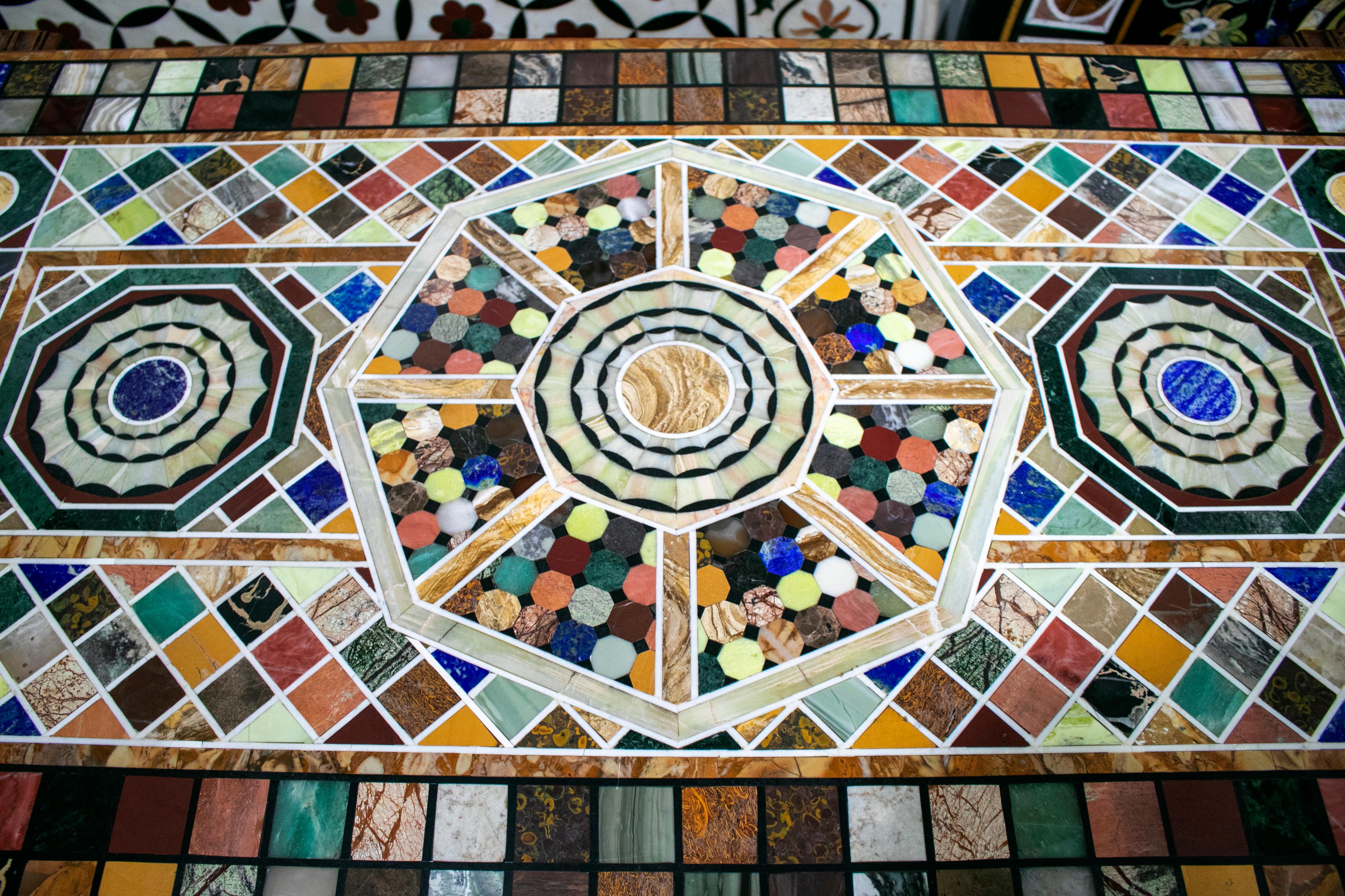 Pareja de Mesas Rectangulares con Tapa de Mosaico de Madera de Pietre Dure Hechas a Mano en Bueno estado para la venta en Marbella, ES