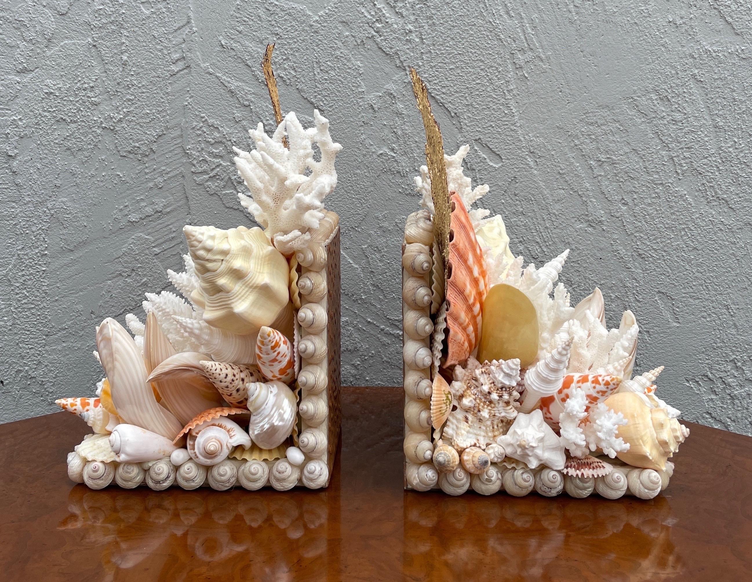 Paire de serre-livres en coquillage et corail faits à la main, avec support en cuir gaufré d'autruche.