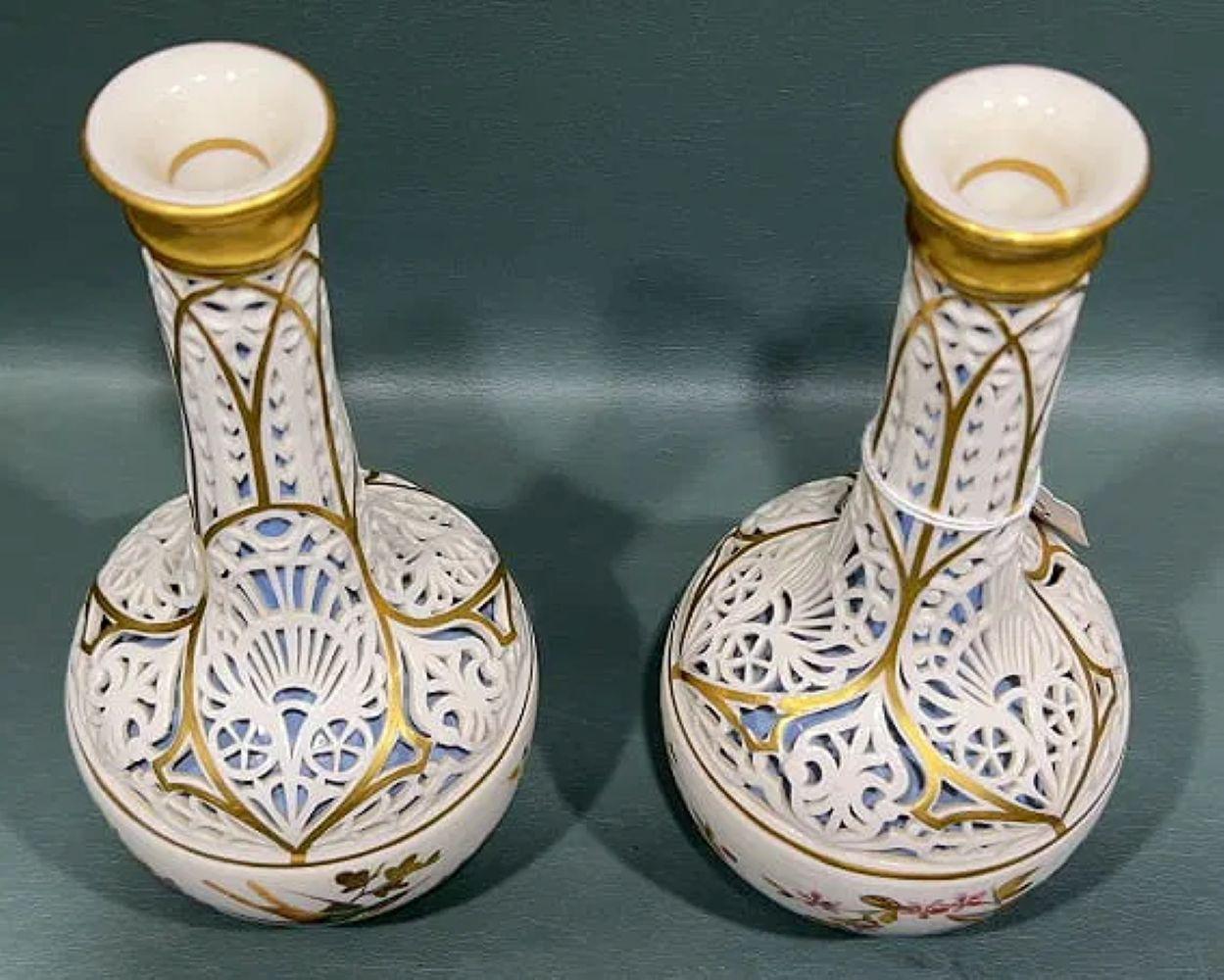 Paar handbemalte Royal Crown Derby Vasen, CIRCA 1880 (Viktorianisch) im Angebot