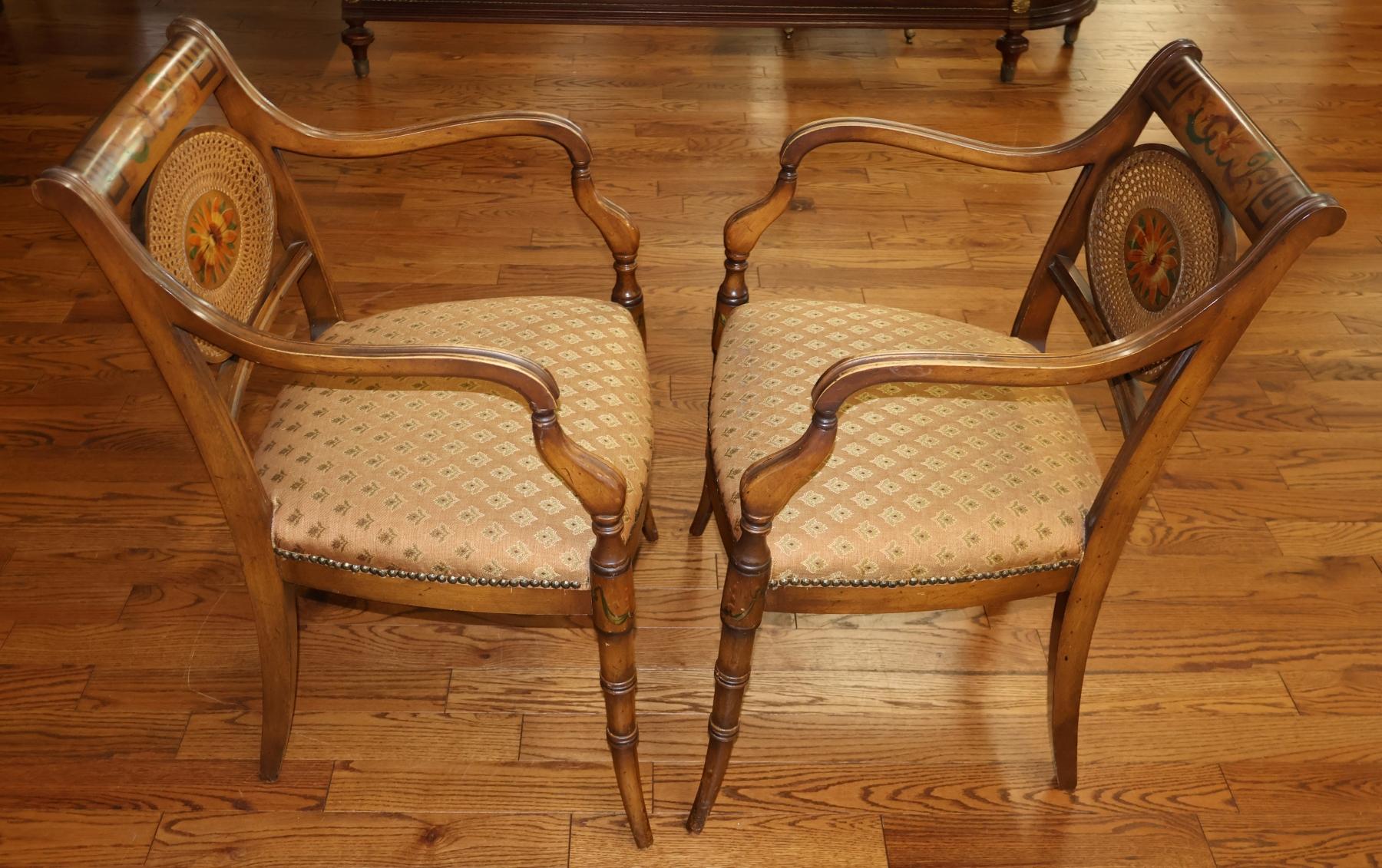 Paire de chaises à accoudoirs en faux bambou de style Adams peintes à la main en vente 4