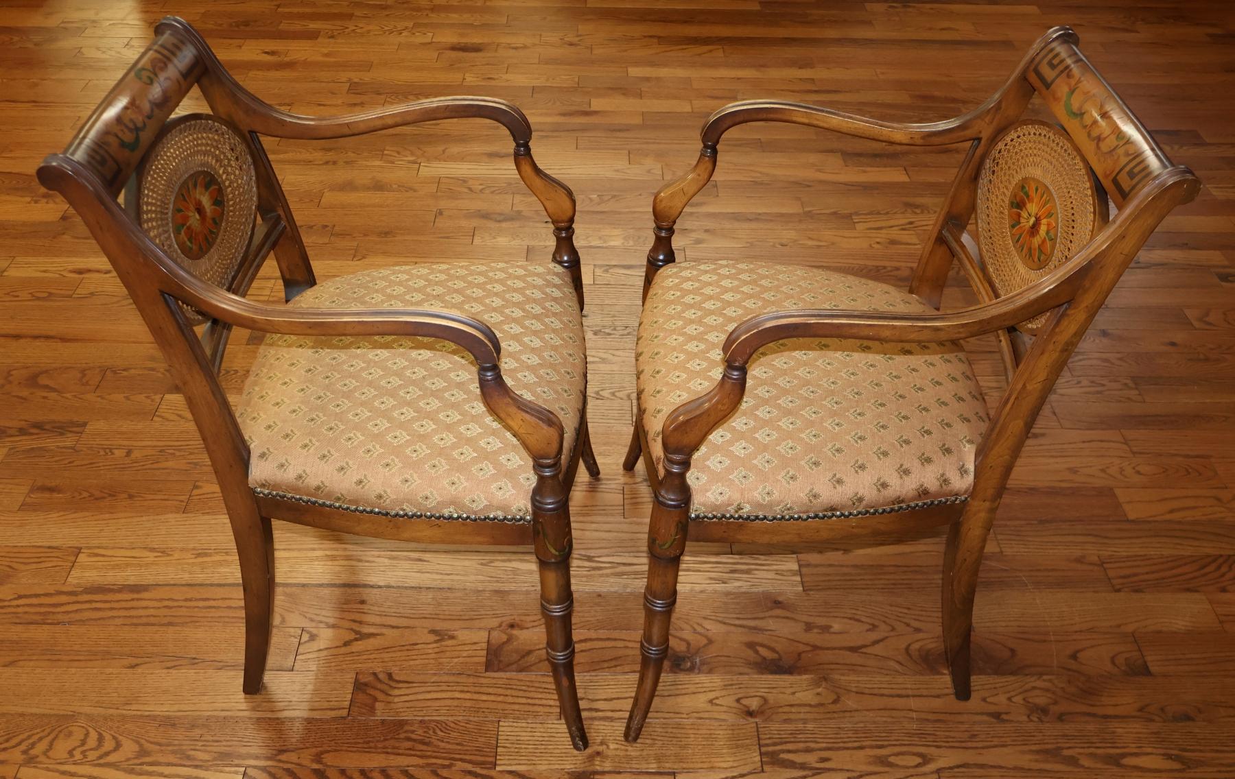 Paire de chaises à accoudoirs en faux bambou de style Adams peintes à la main en vente 5