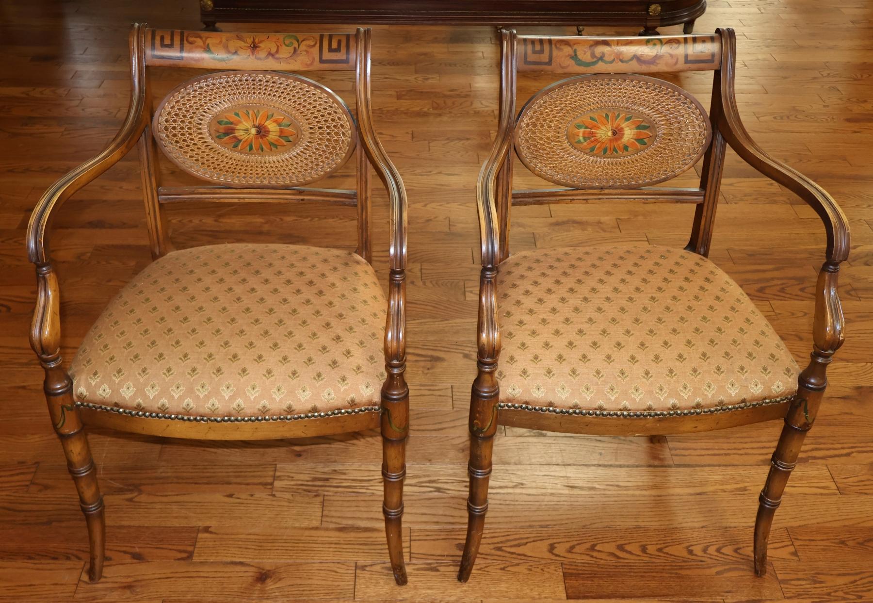 Paire de chaises à accoudoirs en faux bambou de style Adams peintes à la main

Dimensions : 33
