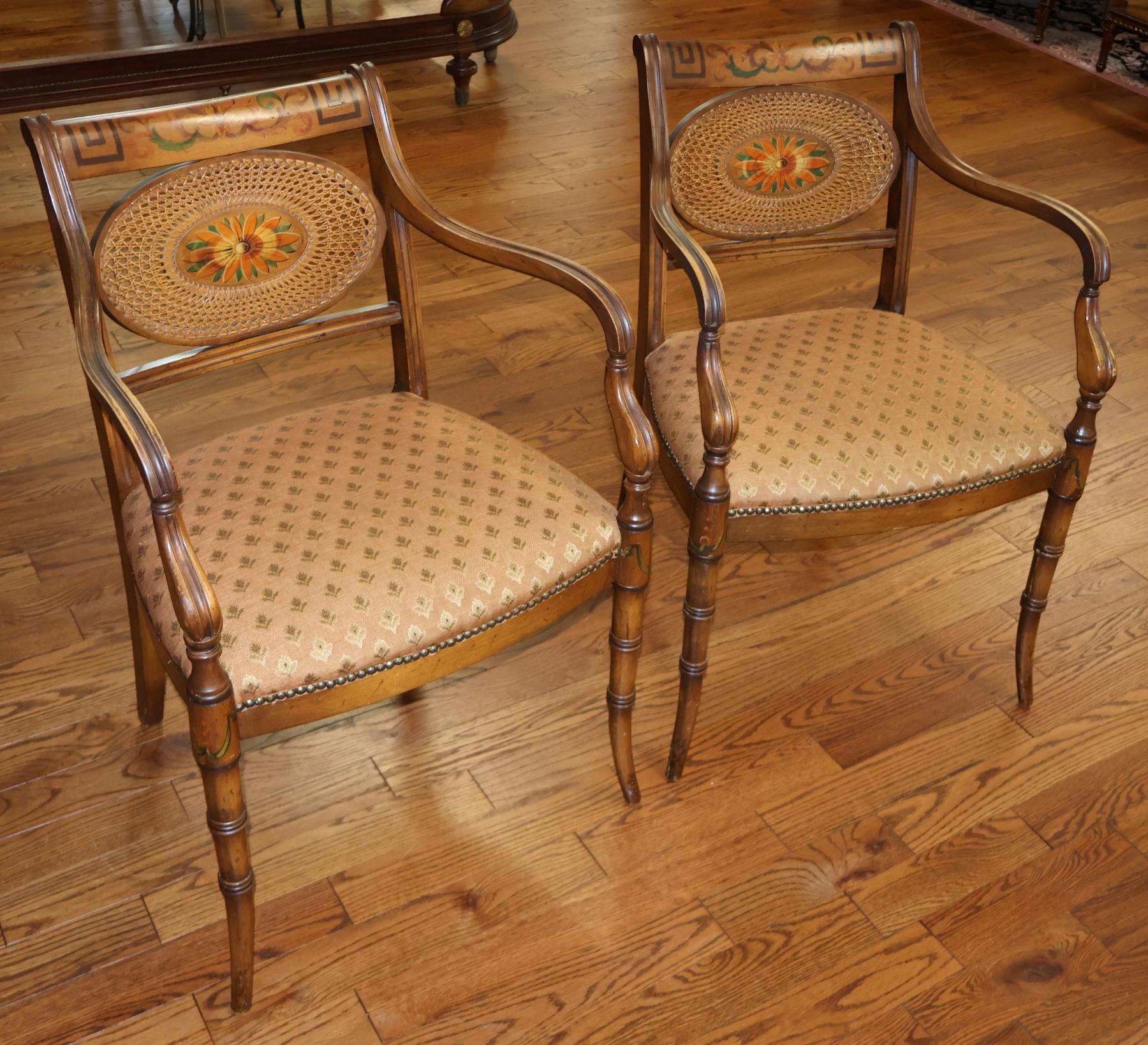 Américain Paire de chaises à accoudoirs en faux bambou de style Adams peintes à la main en vente