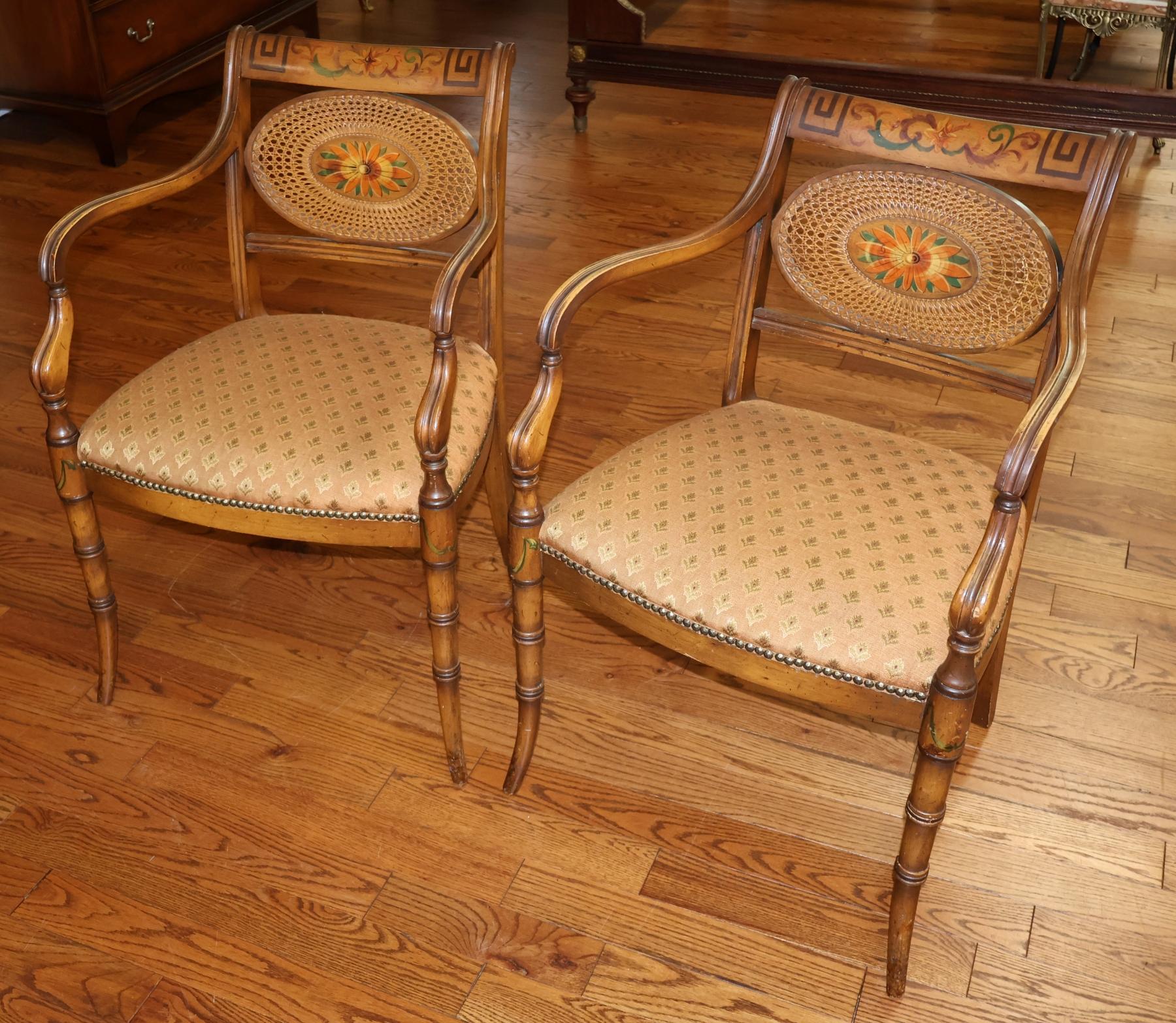 Paire de chaises à accoudoirs en faux bambou de style Adams peintes à la main Bon état - En vente à Long Branch, NJ