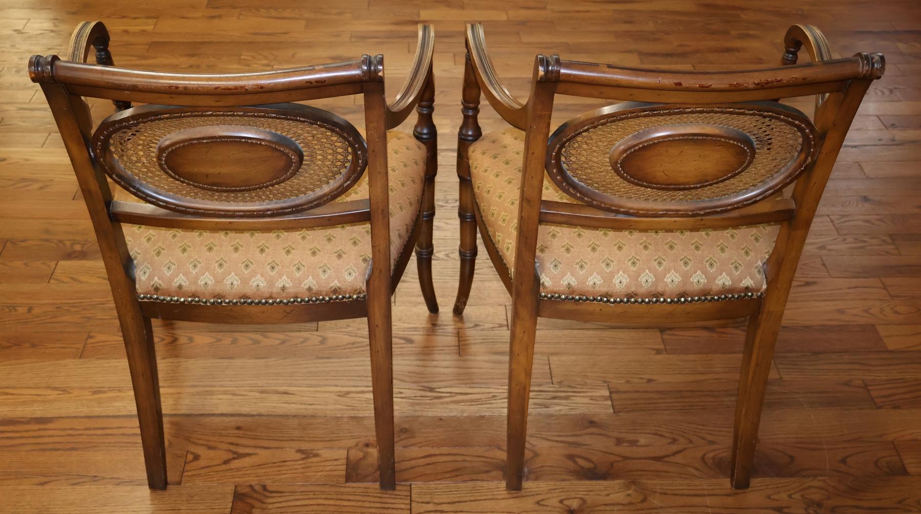 XXIe siècle et contemporain Paire de chaises à accoudoirs en faux bambou de style Adams peintes à la main en vente