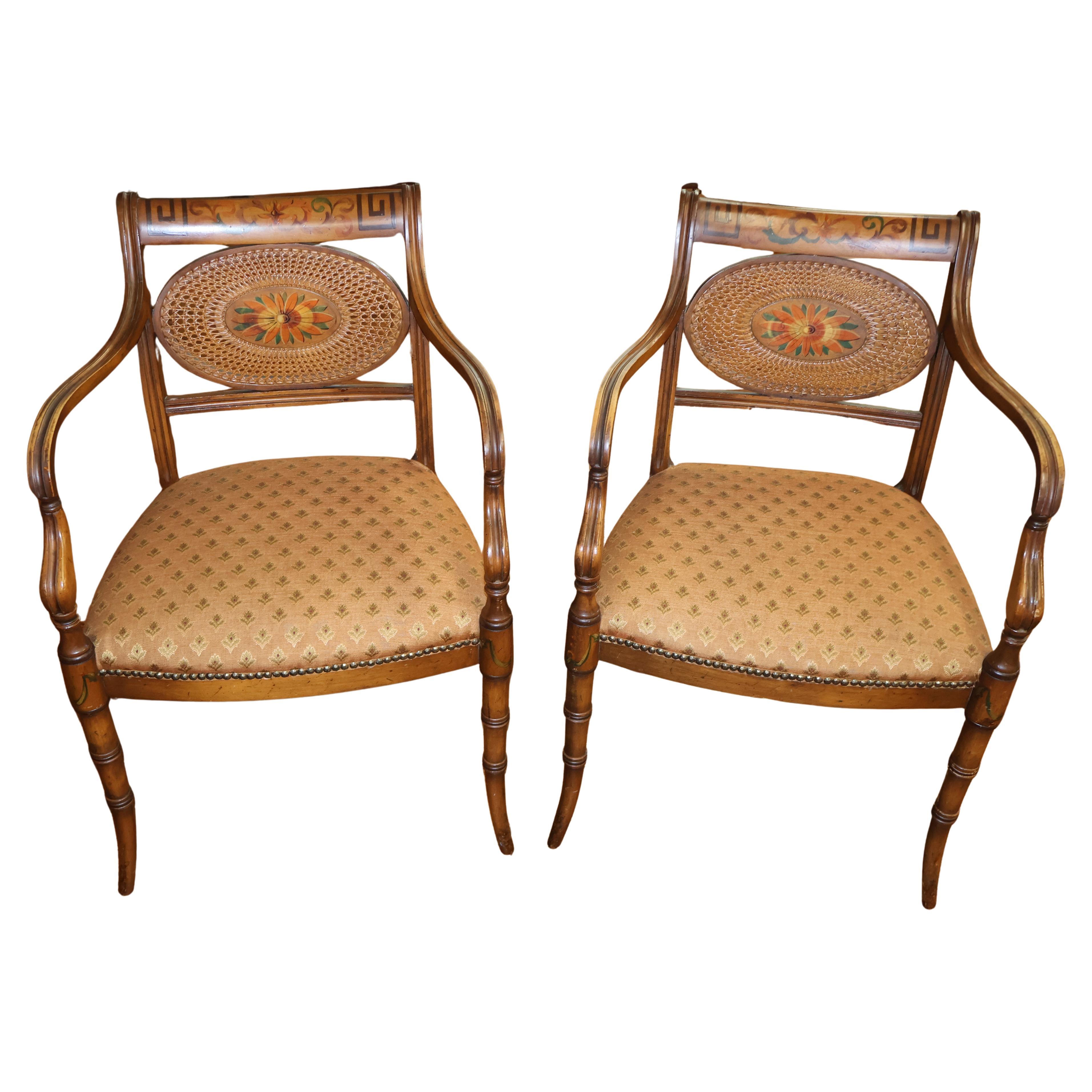 Paire de chaises à accoudoirs en faux bambou de style Adams peintes à la main