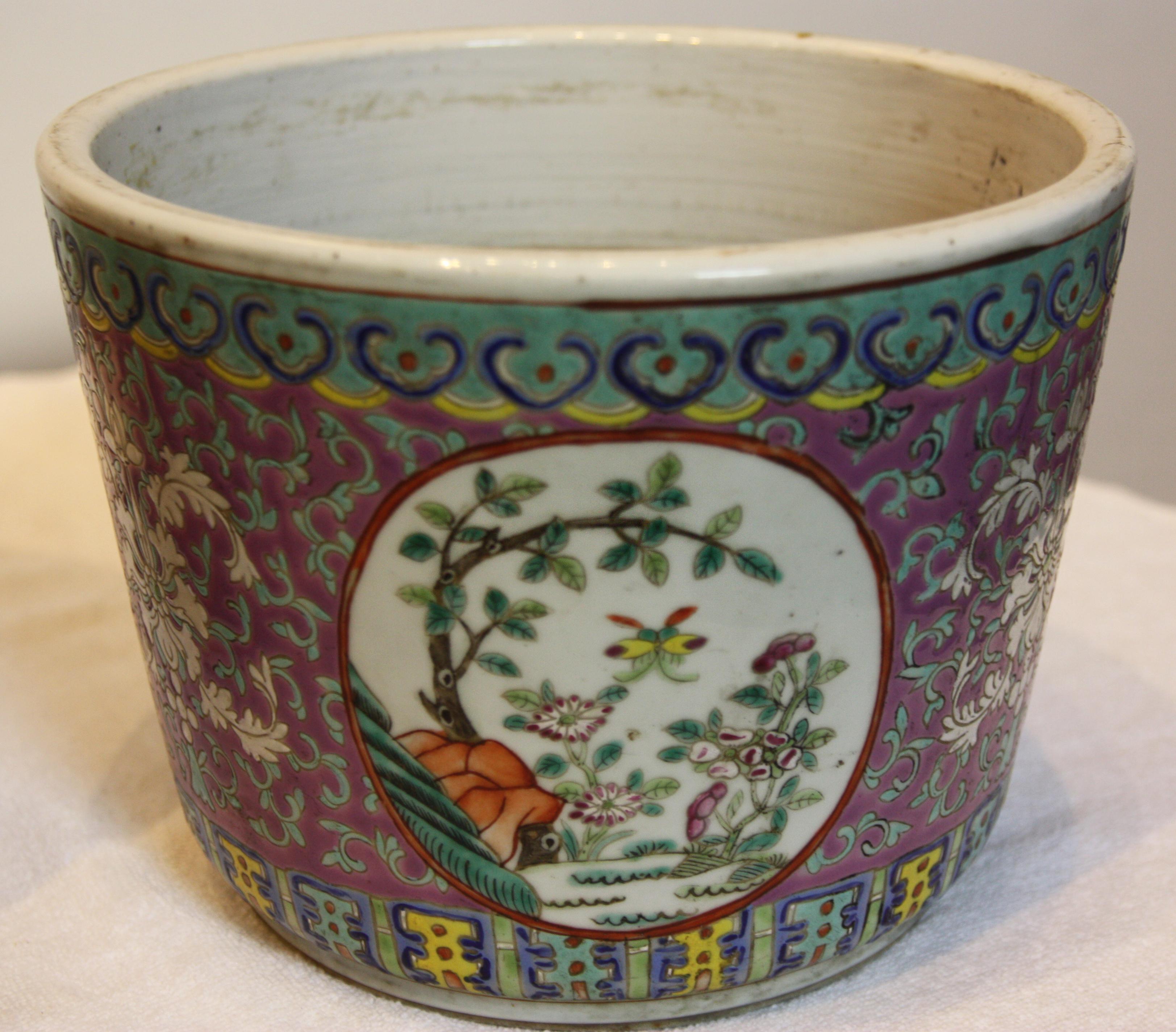 Chinese Export Pair of Hand-Painted Cachepot Jardinieres with Intricate Design For Sale