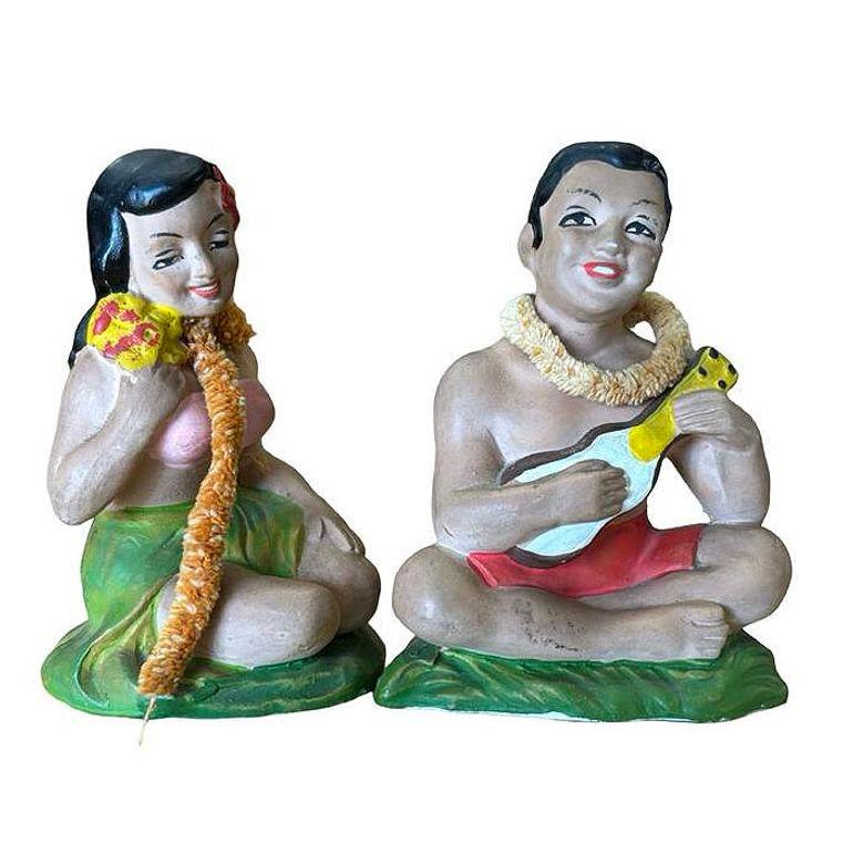 Pareja de Figuritas de Cerámica Pintadas a Mano Hula Girl & Ukele Boy Souvenir Moderno de mediados de siglo en venta